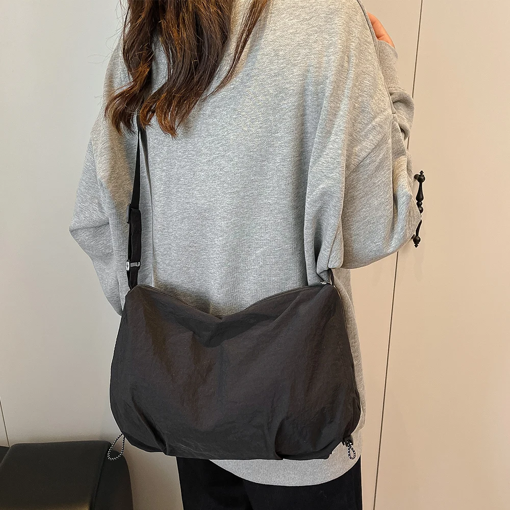 حقيبة كتف نسائية ذات سعة كبيرة جديدة للخريف والشتاء كاجوال ذات ثنيات للكتف للتنقل في الفصل