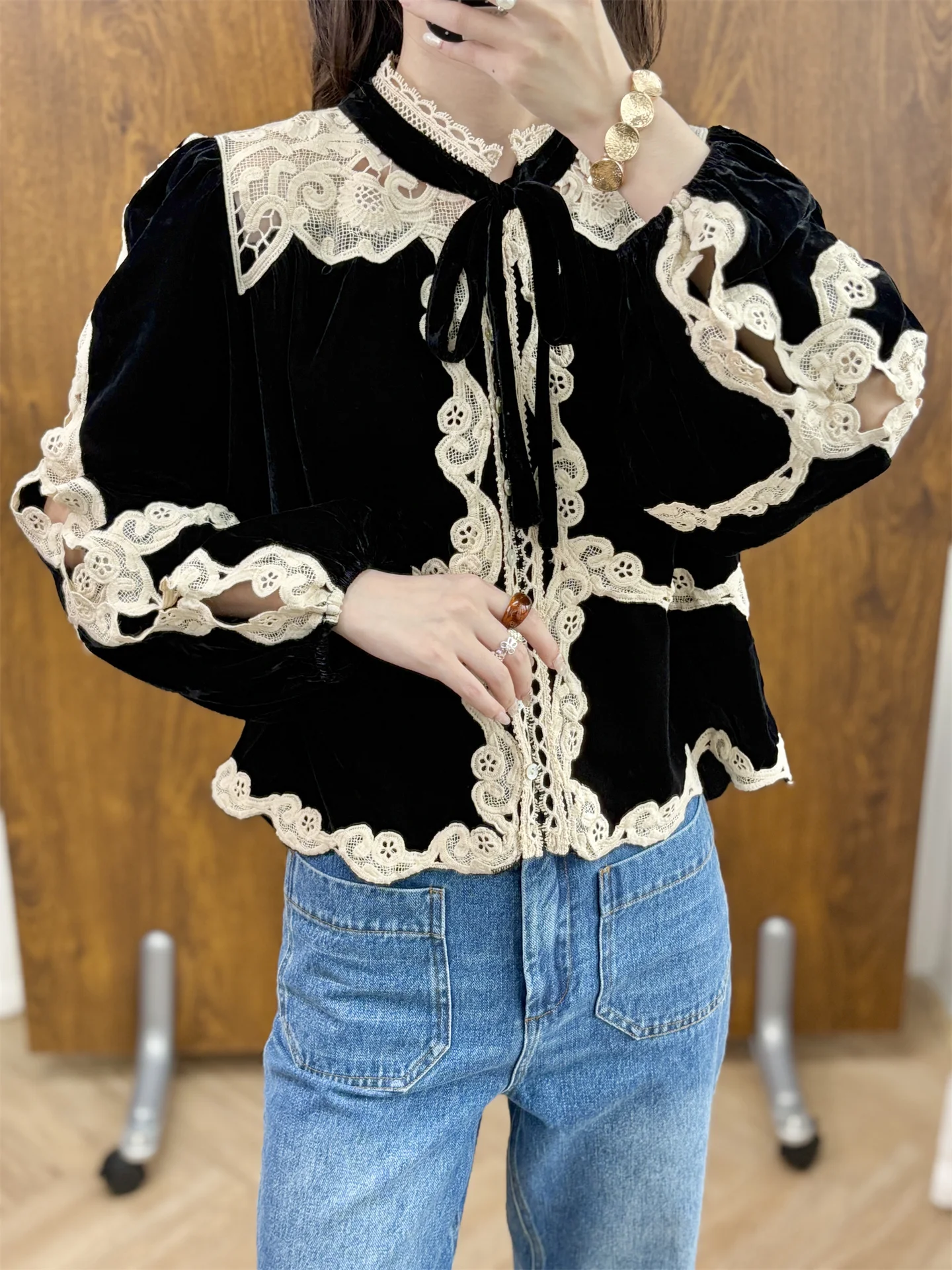 

Retro Sle Bla Velvet irt with Lace Collar Hollow out Heavy Embroidery Women's Loose Fit Long Sve Petal Collar Top