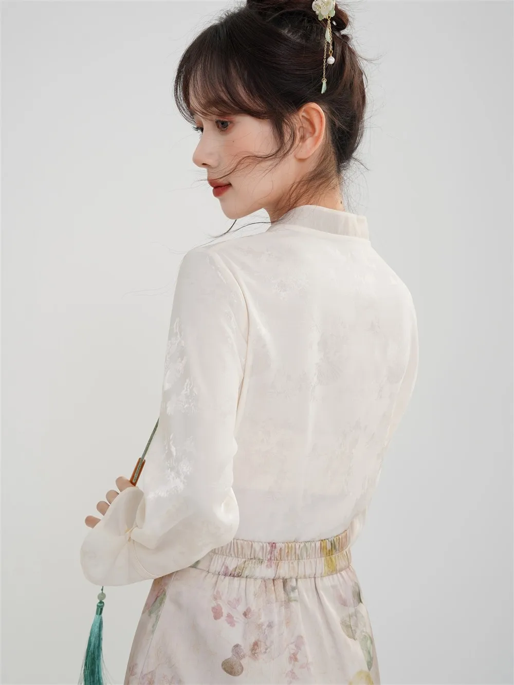 エレガントなジャカード織りスタンドカラーシャツ レディース 長袖 中華風ブラウス ボタン飾り付き ヴィンテージ風トップス 春服