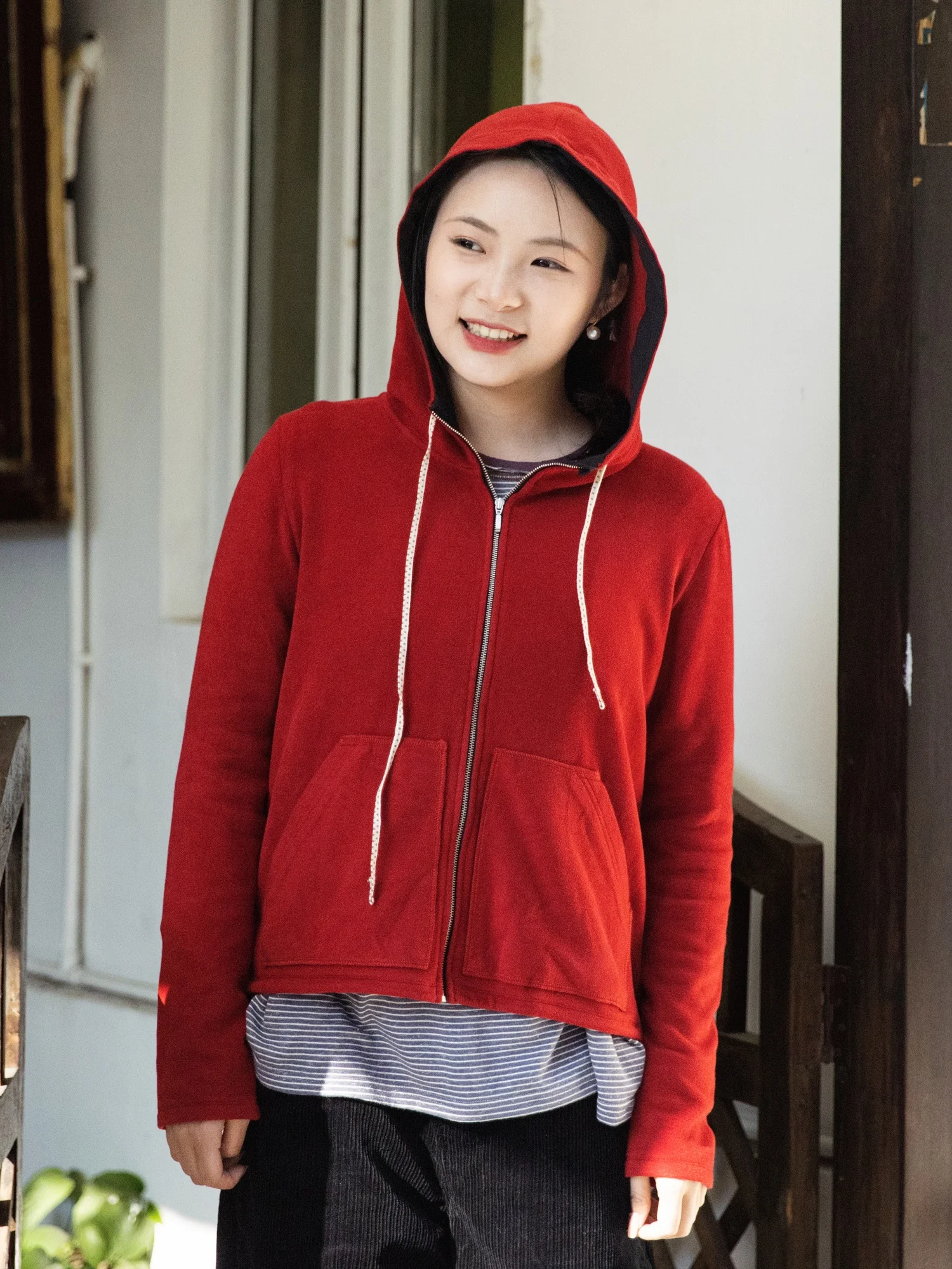 

Красная женская толстовка на молнии Dervo: комфортный крой, длинный рукав, утепленная, из смесового хлопка и полиэстера, весенняя одежда