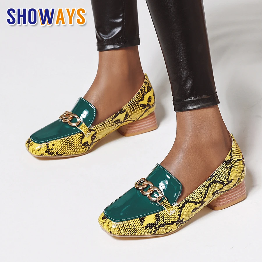 

Британские женские лоферы с металлической цепочкой, желто-красные платья на плоской подошве из искусственной змеиной кожи, женские мокасины из лакированной кожи на низком каблуке в стиле ретро с квадратным носком