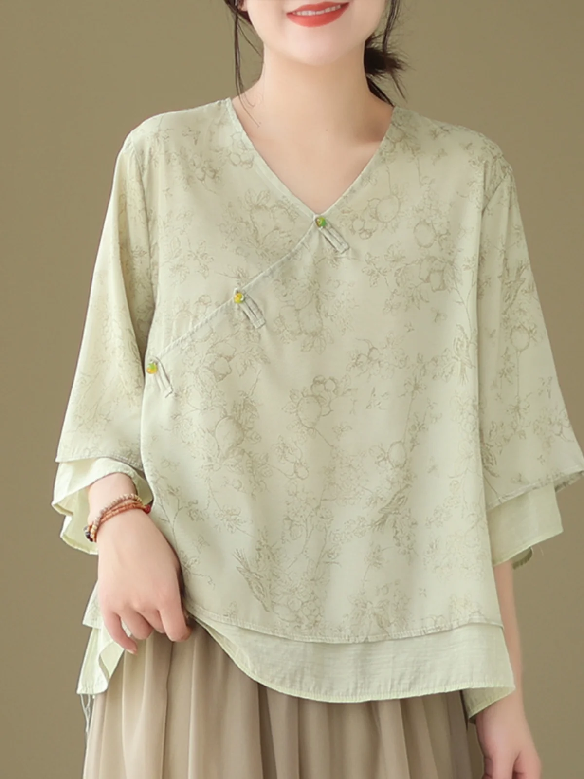 새로운 브랜드 중국산 슬레 코튼 린넨 여성용 브이넥 셔츠 사이드 버튼 티 의상 루즈핏 레귤러 길이