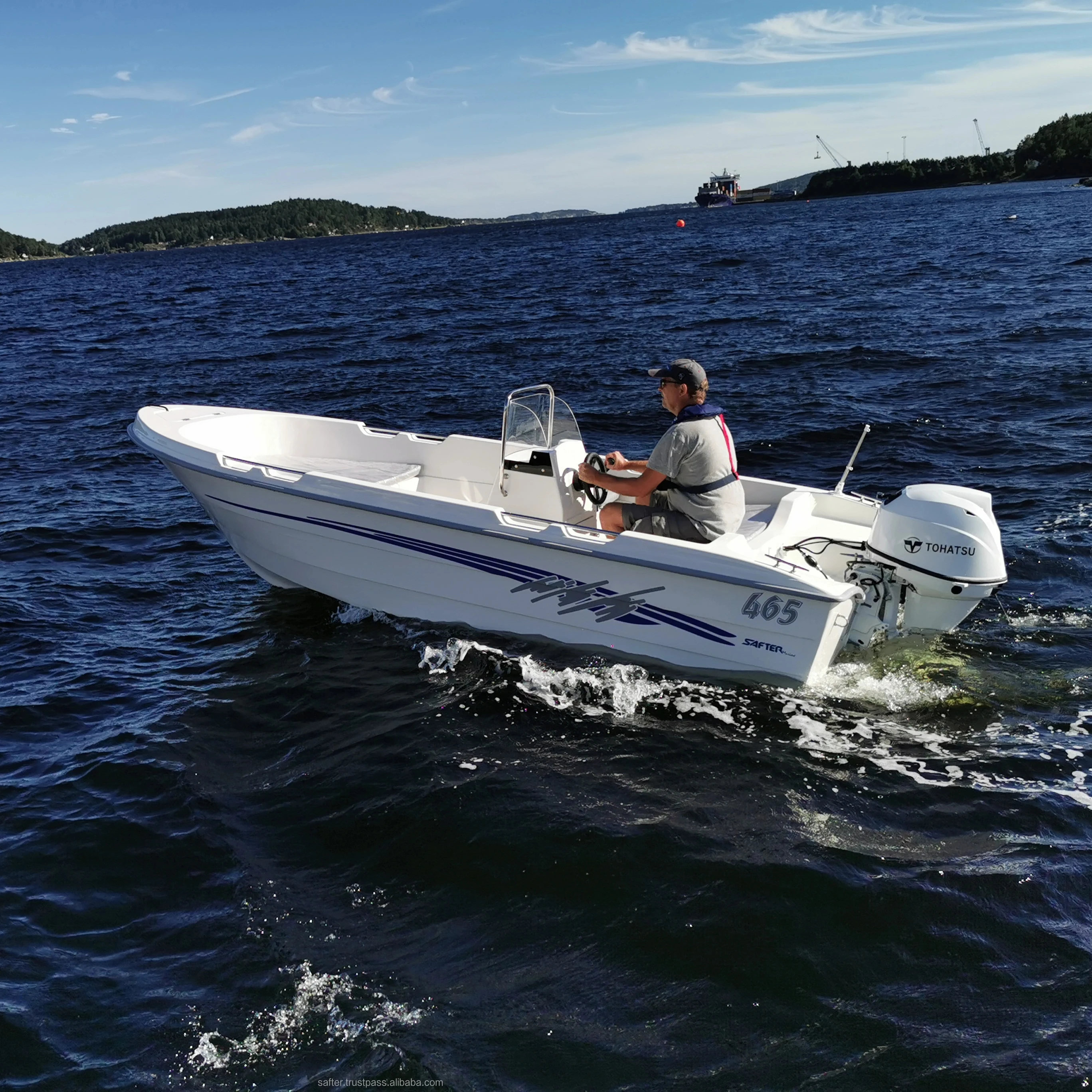 Premium fiberglass fishing boat for 4 people with 450 kg load capacity 40 horsepower, suitable for exploration, river use