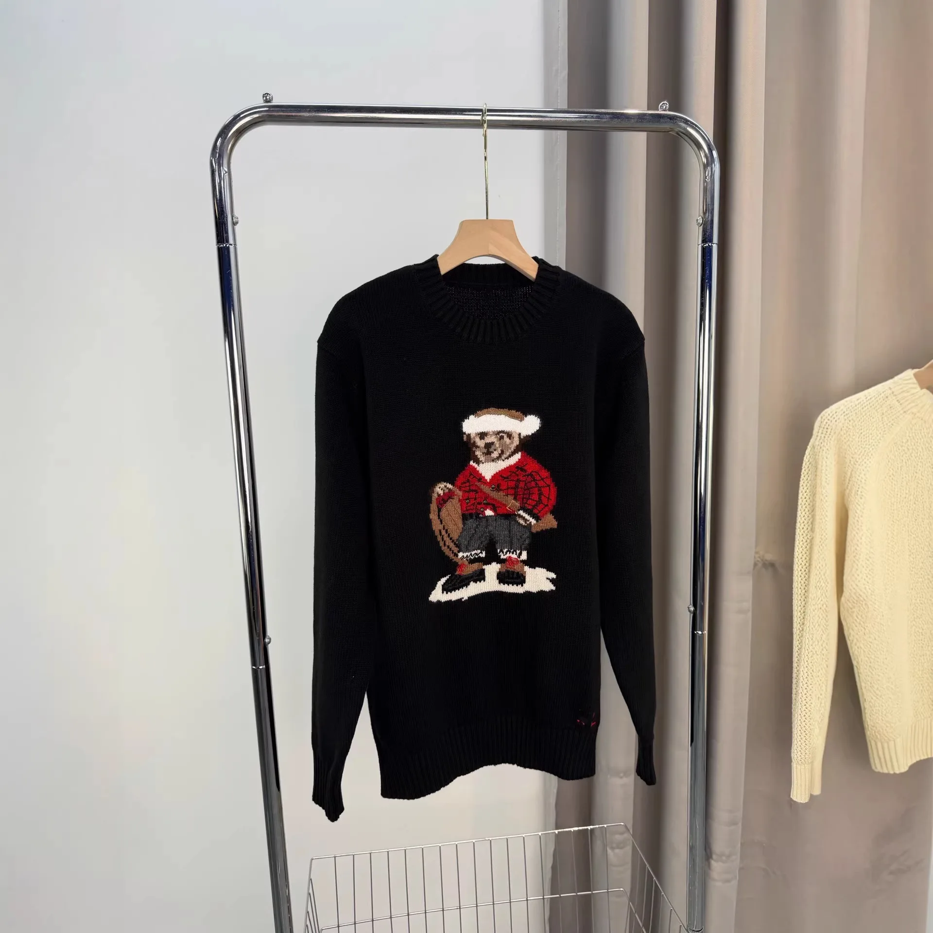 

Classic Black Bear Sweater Skiing Bear Design Cotton Knittedwear Unisex Hoodie Style Embroidery Detail Spring Fashion