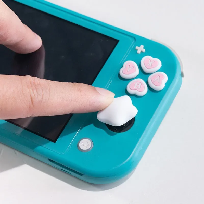 รักสีชมพูซิลิโคนนุ่ม D-pad ปุ่มข้าม ABXY Key สติกเกอร์สําหรับ Nintendo Switch และสวิทช์ Oled/Lite Joycon Thumb Stick Grip Cap