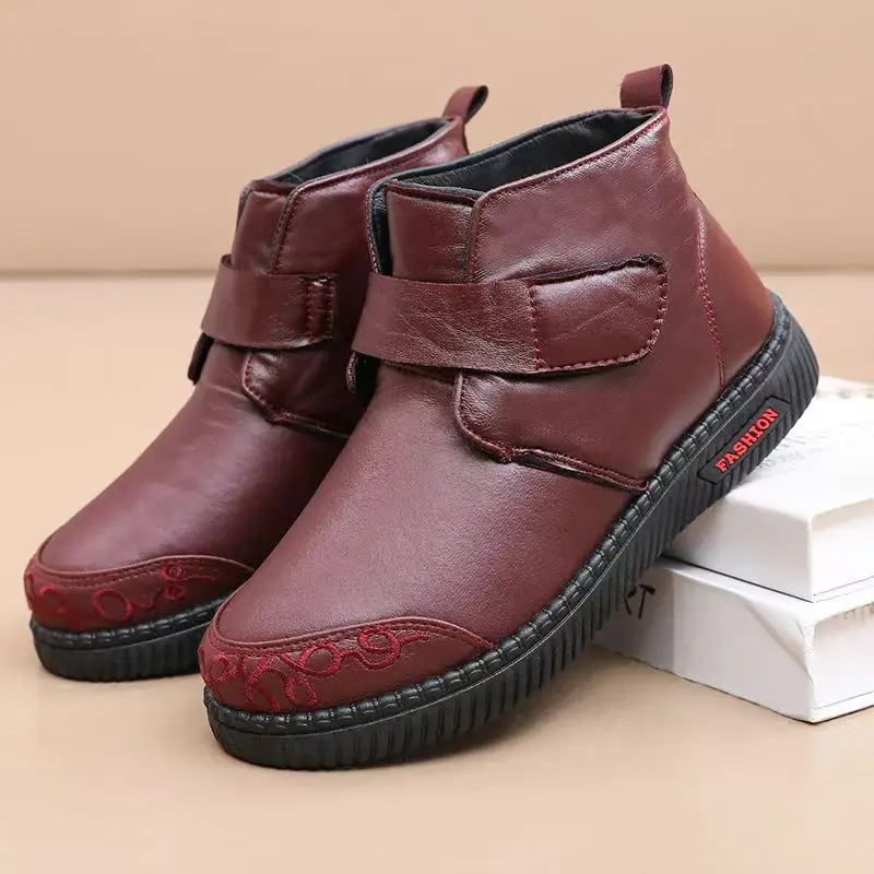 Nuevas botas de nieve tobilleras de cuero para mujer, suela plana, antideslizantes, impermeables, gruesas, de felpa, cálidas cuñas de Velcro, botas de algodón para ancianos