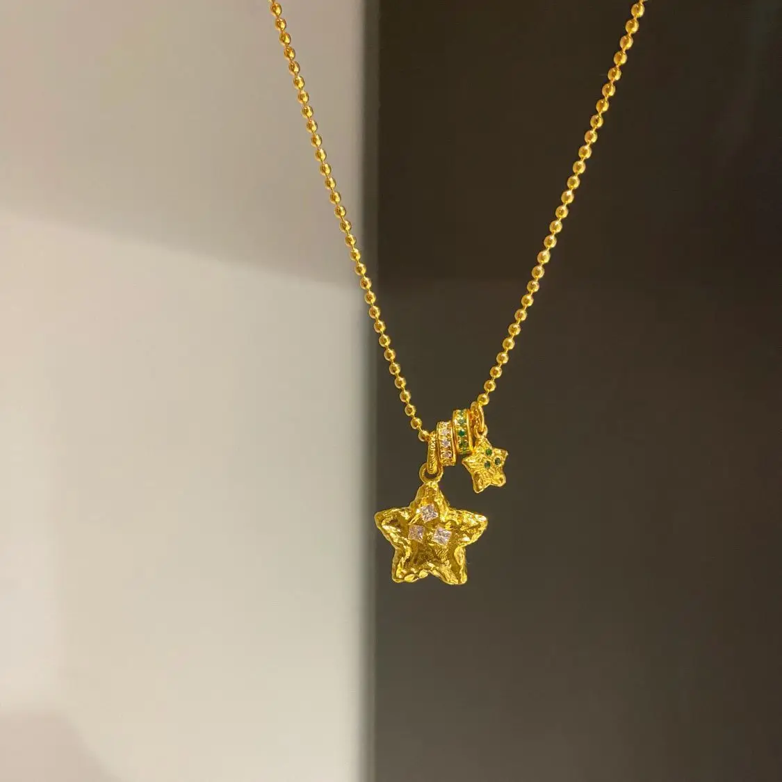 

Изысканное колье-подвеска с нерегулярным блеском, инкрустированное зелеными бриллиантами, новое, на ключичную цепочку, свадебное украшение