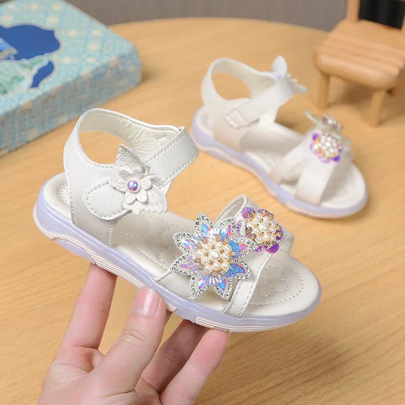 

Летние сандалии для маленьких девочек, новый стиль, детские модные тапочки из искусственной кожи на плоской подошве со стразами и кристаллами, размер 21-30