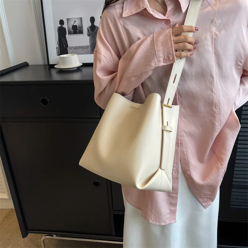 

Leisure Commuter Large Capacity Tote Bag for Women's Autumn New Simple Versatile Bucket Handbags Fashion Shoulder Bags