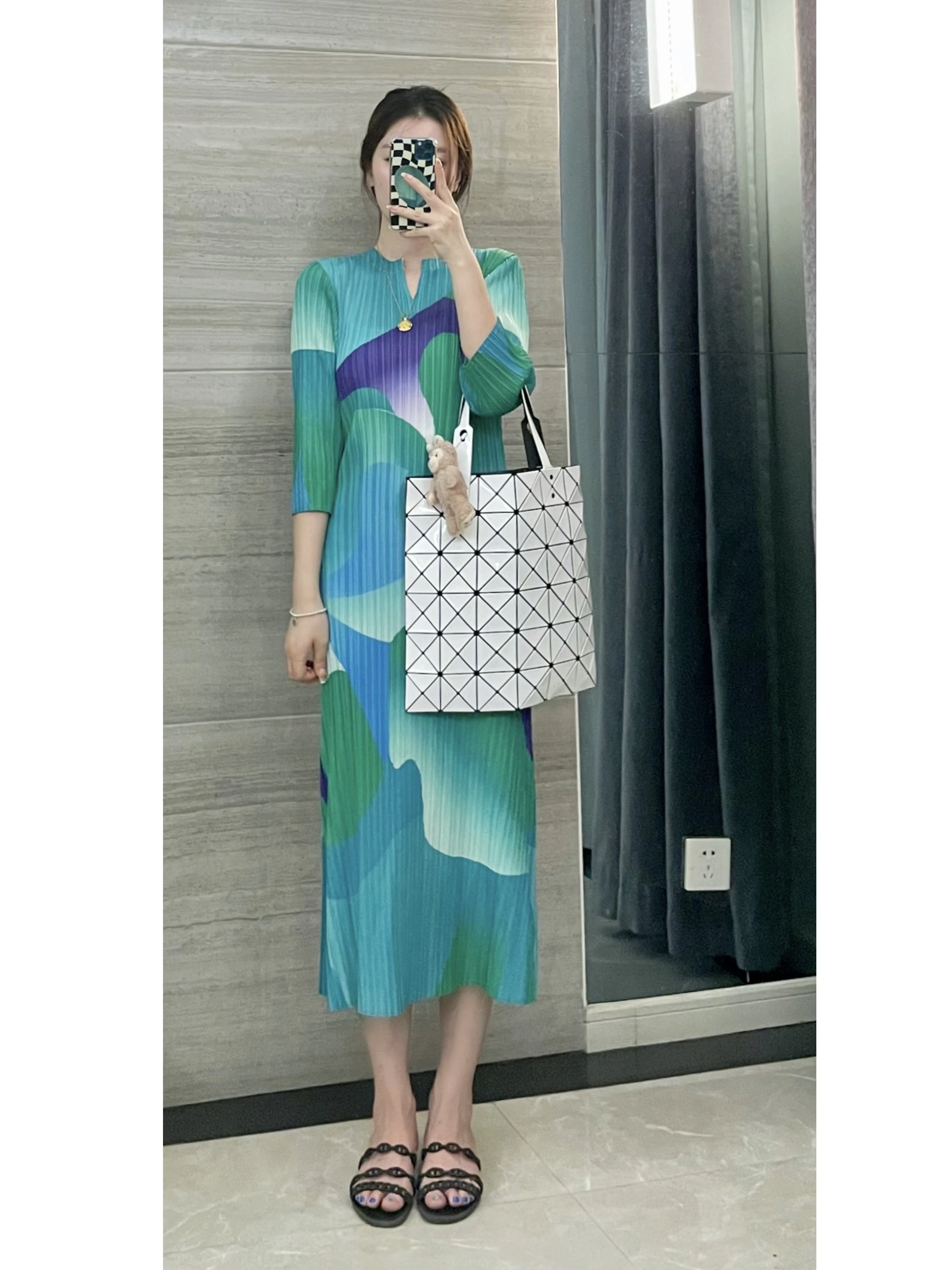 Abstract Color Pleated Midi Dress V-Neck A-Line Long Sleeve Knitted Dress Slimming Gauze Dress for Commuting Spring Summer