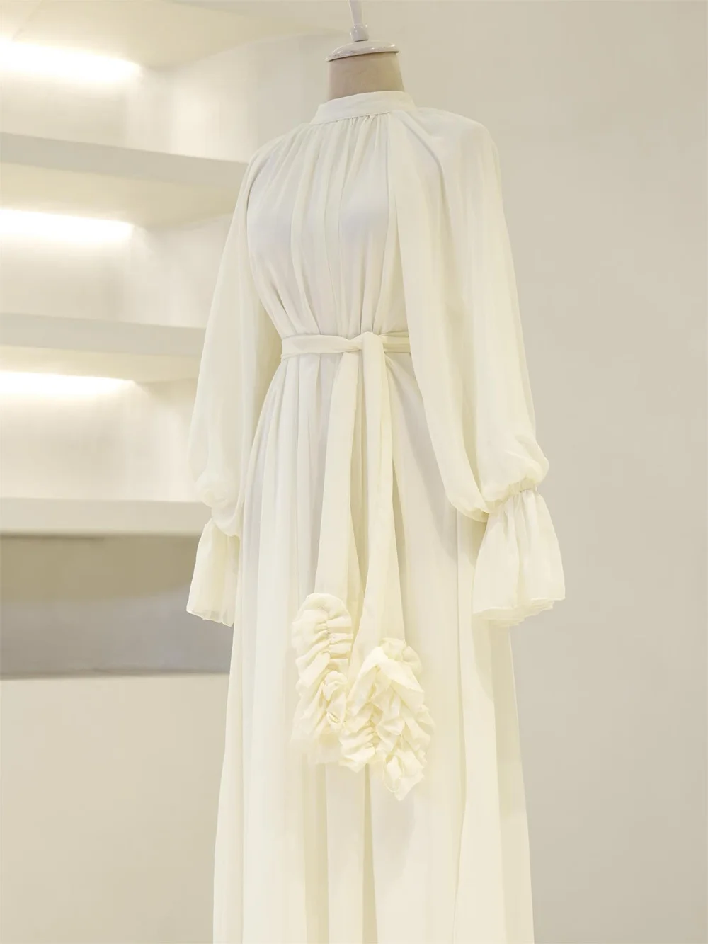 فستان سهرة مخصص من Contessa فستان حفلة موسيقية أنيق رومانسي من الشيفون ثوب رسمي برقبة عالية وأكمام طويلة بحزام مع تفاصيل كشكش