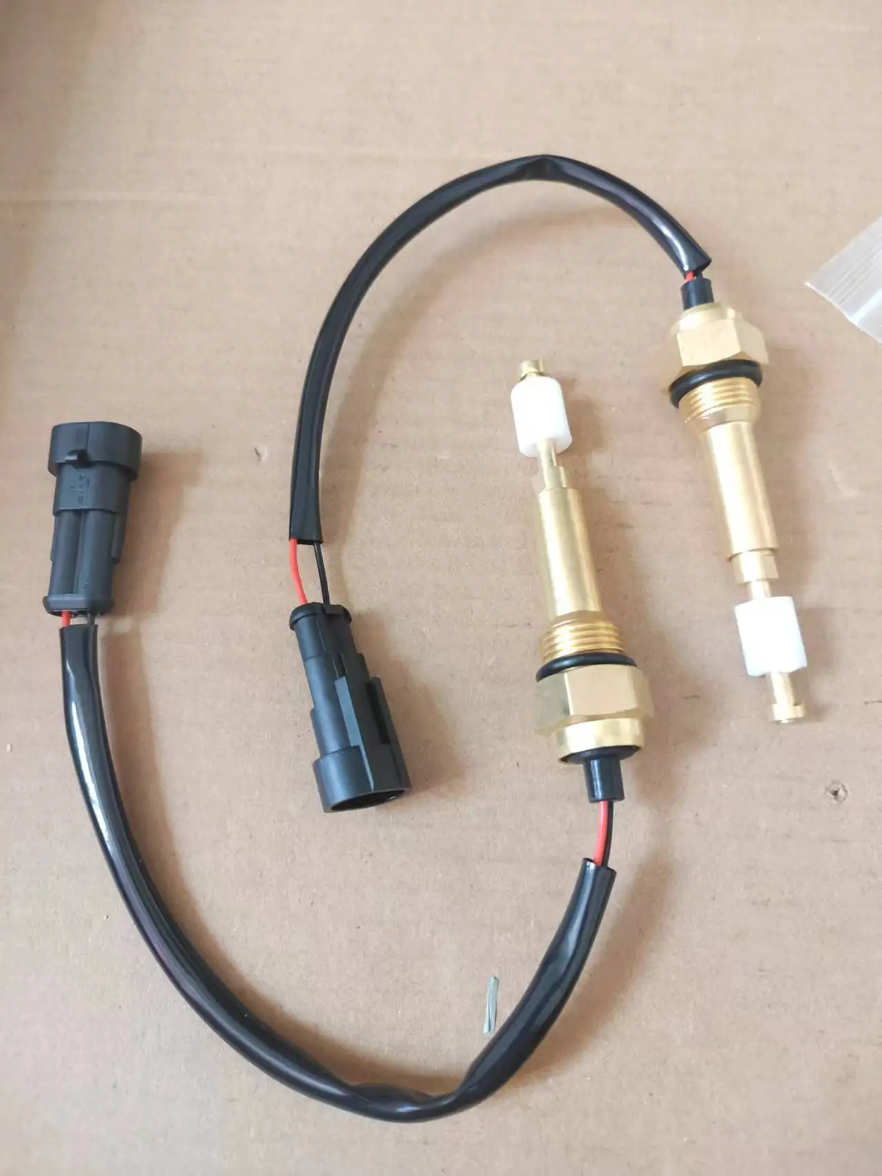 مستشعر مستوى المياه المبرد المساعد SG2141 M18، مناسب للحافلات والمتوسطة والمدربات السياحية مع عائمة لخزان التوسع