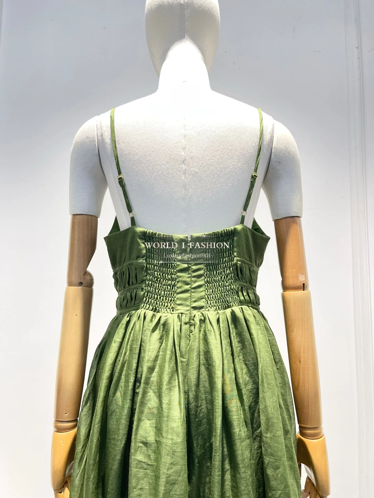 ملابس نسائية صيفية أنيقة لعام 2025 فساتين خضراء مع مطبوعات بيضاء ورقبة على شكل حرف V بدون أكمام فستان مادي