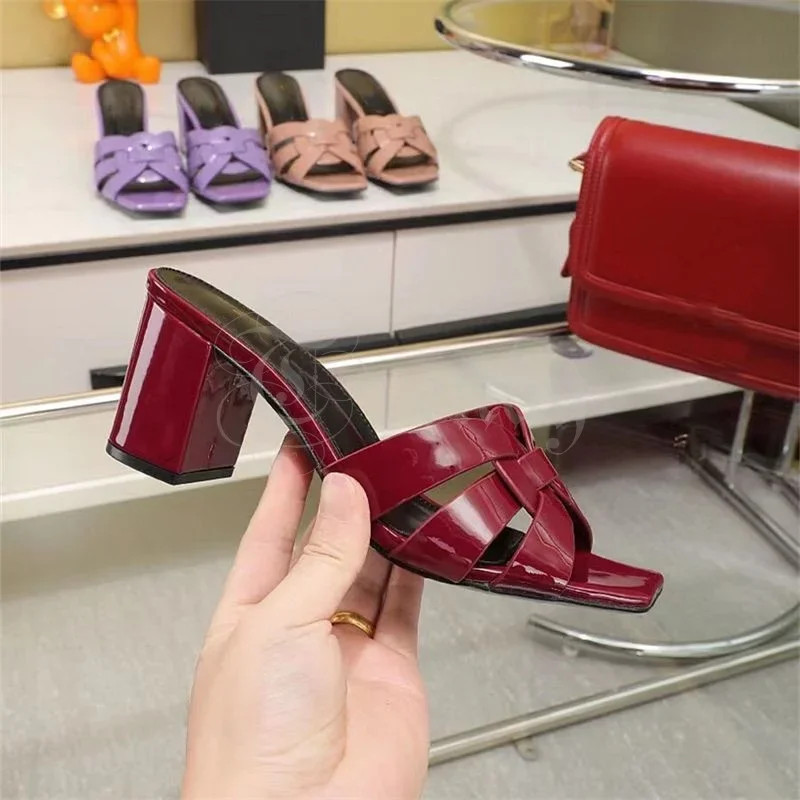 Sandalias de cuero rojo con diseño cruzado trenzado, zapatillas sexis de tacón bajo y grueso con punta cuadrada, zapato de moda informal dorado y negro abierto