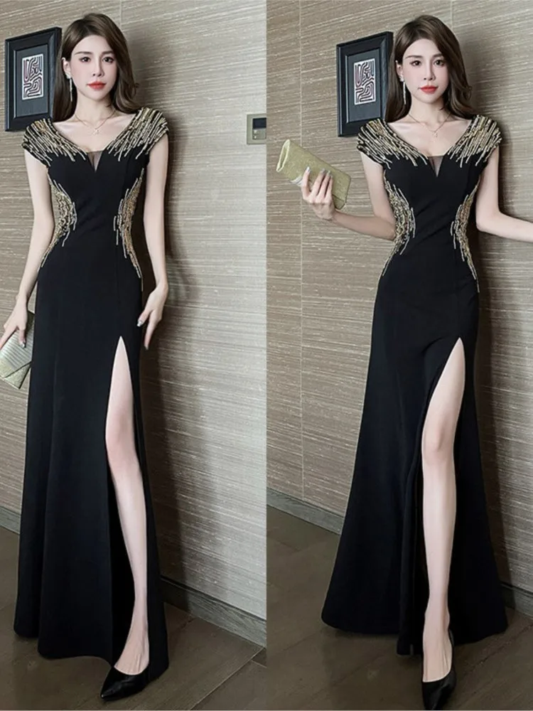 

A light luxury and niche banquet dress with slit for the host exuding strong sense of style in black