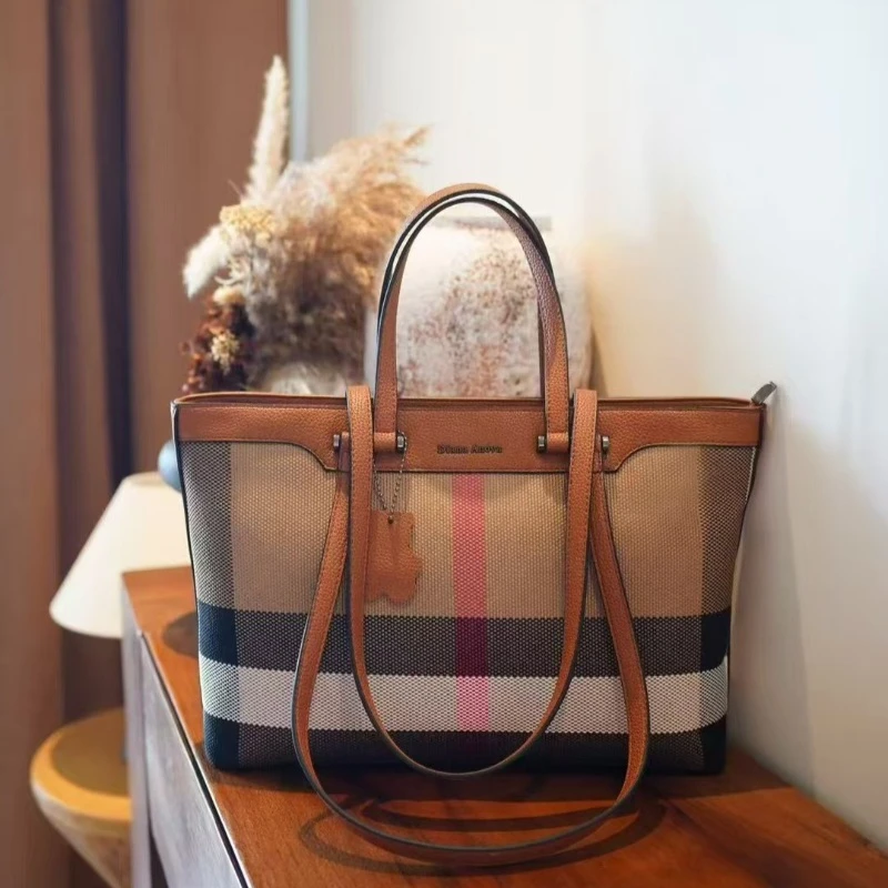 Fashionable Women's Handbag In Elegant Leather Finish Crossbody Style With Luxury Designer Details