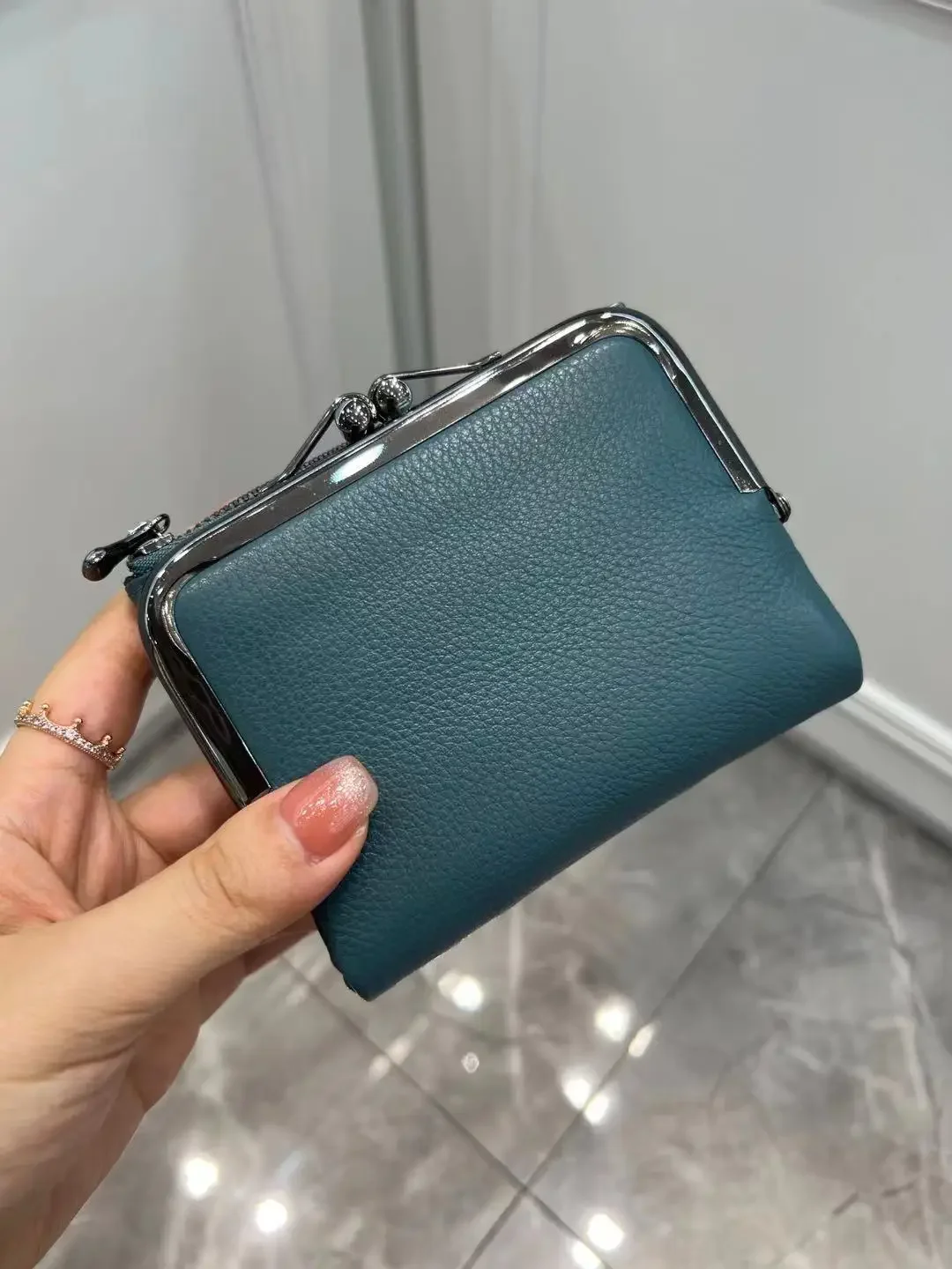 Monedero Retro de cuero genuino para mujer, cartera corta multifuncional con Clip, tarjetero, 2024