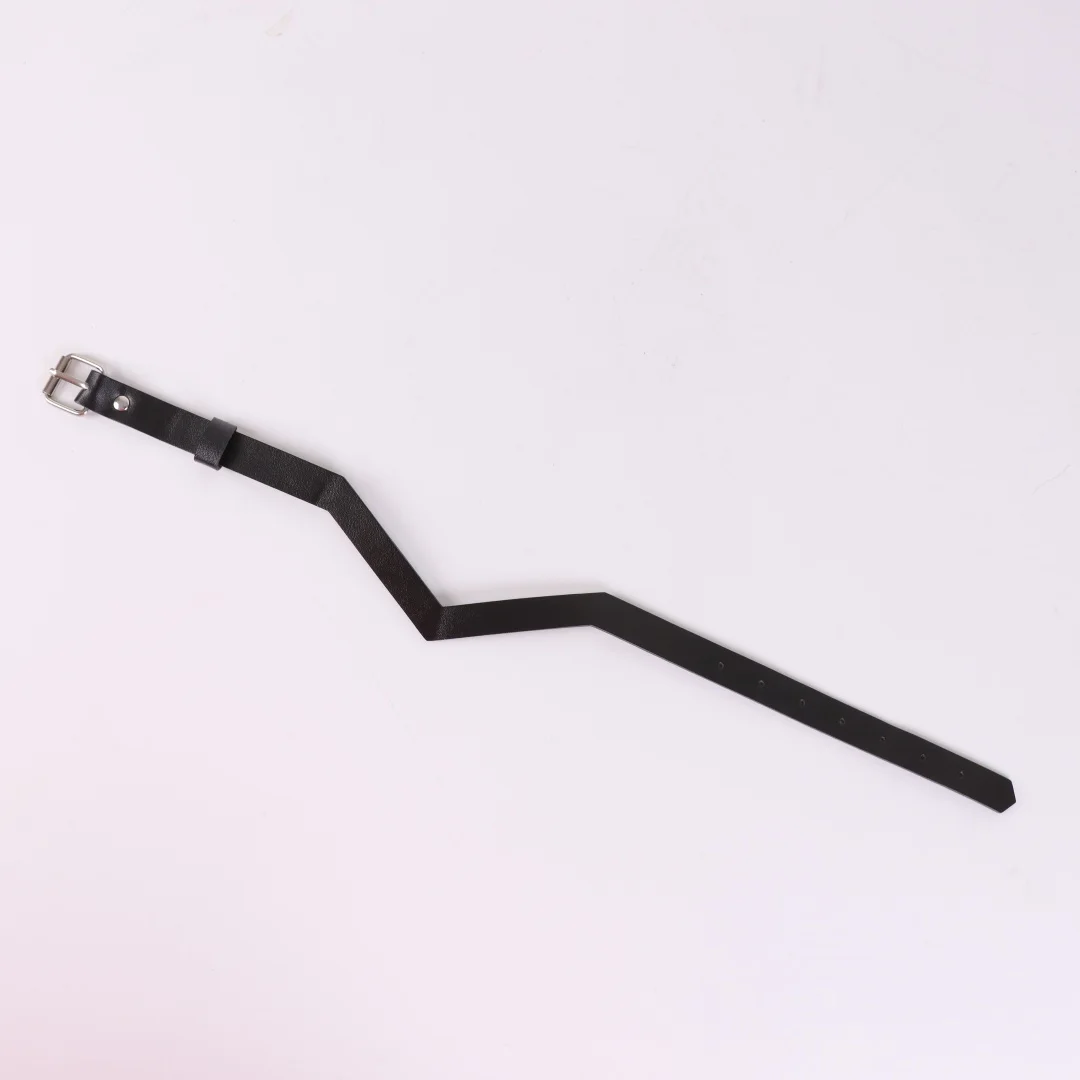 قلادة من الجلد الأسود على شكل هزاز مع مسامير؛ مجوهرات عصرية على الطراز القوطي الشرير للسيدات