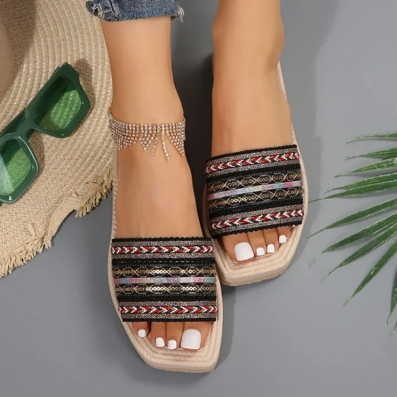 2024 Schoenen Voor Vrouwen Zomer Basis Vrouwen Slippers Hoge Kwaliteit Boho Vrouwen Slippers Vrouwen Metalen Decoratie Platte Sandalen Zapatos