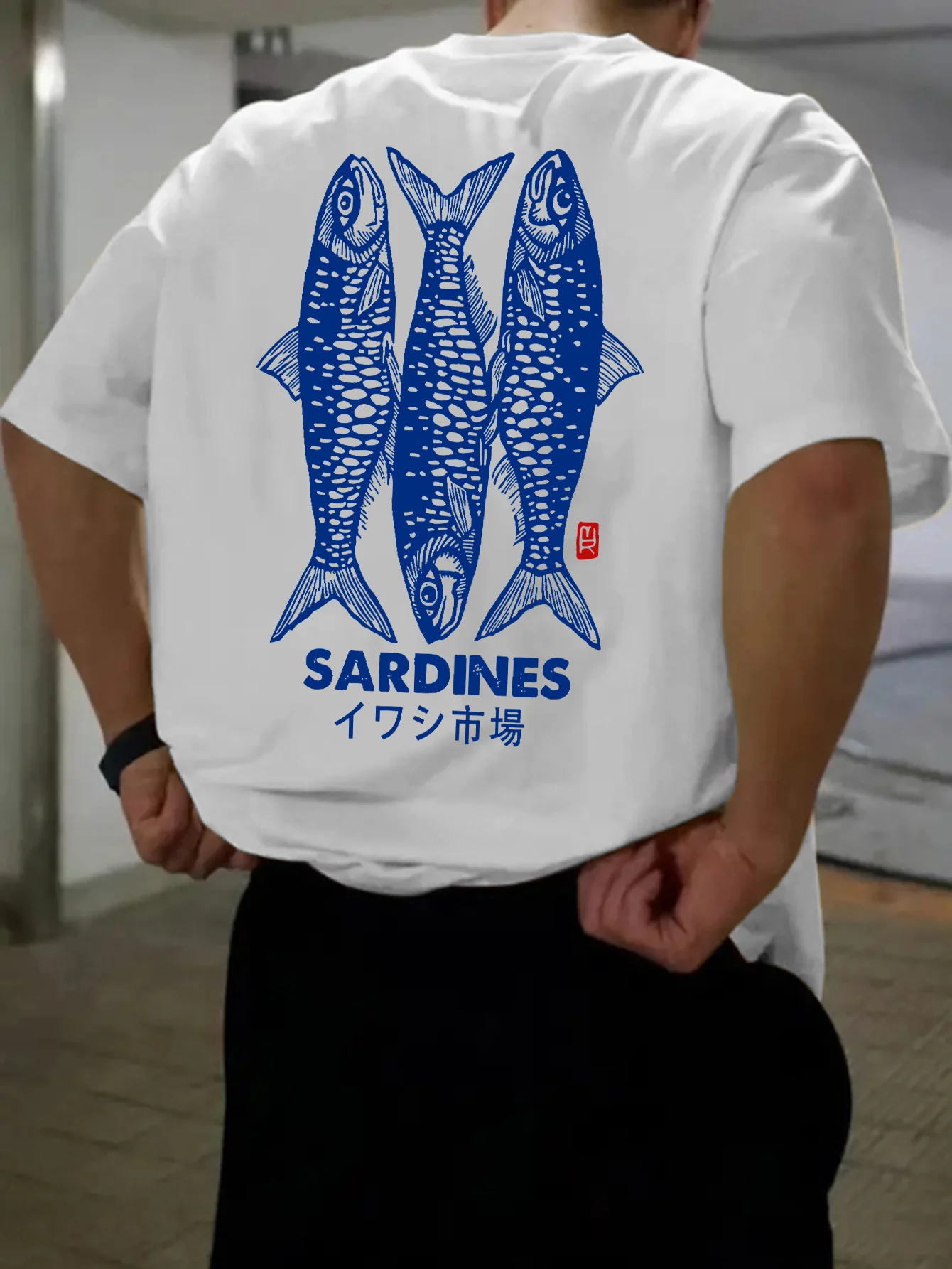 Ein Herren-T-Shirt aus 100 % Baumwolle, bedruckt mit japanischen Sardinenmustern aus reiner Baumwolle, eignet sich für lässige Sommeroutfits