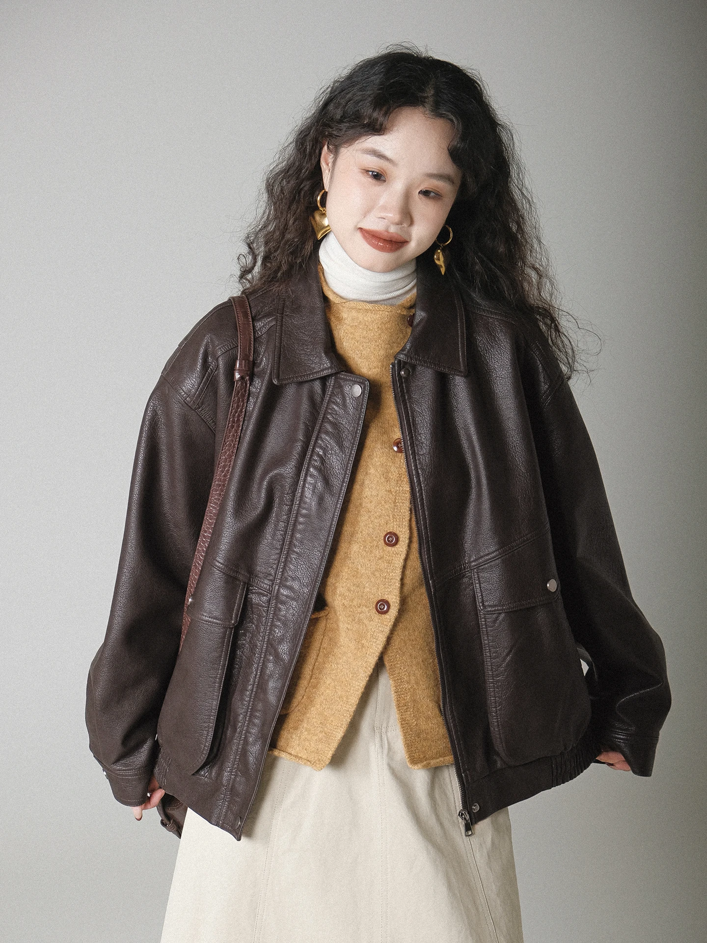 ブラウン PU レザージャケット女性のクールなスタイルのショートコート冬新着ファッショナブルな通勤風ルーズフィット長袖ジッパー