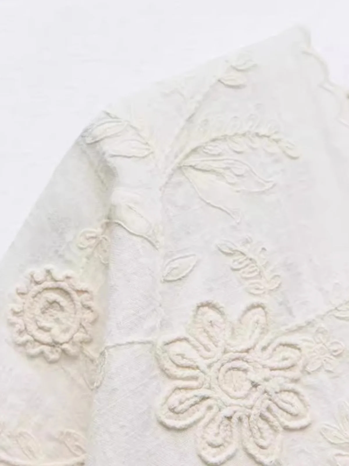 

New Women's Faionable ort Sve V-Ne Embroidered Top Versatile Summer irt Loose Fit Casual Ele White Color