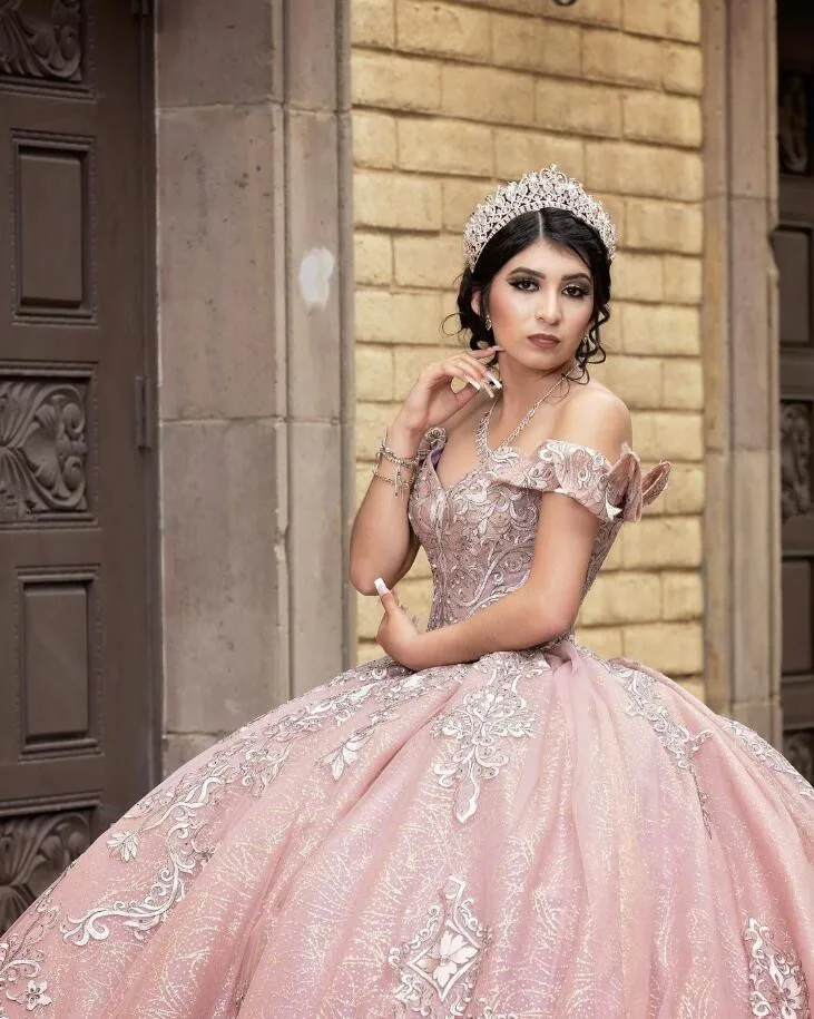 Różowa księżniczka Quinceanera sukienki bez ramion aplikacja z koronki gorset Vestidos 15 quinceañeras princesa Sweet 16 bal