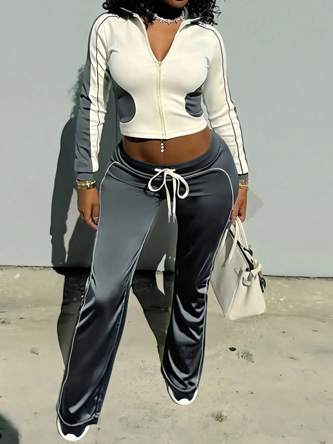 

Женский комплект: укороченный топ с капюшоном на молнии в стиле колор-блок и брюки для отдыха на шнурке.