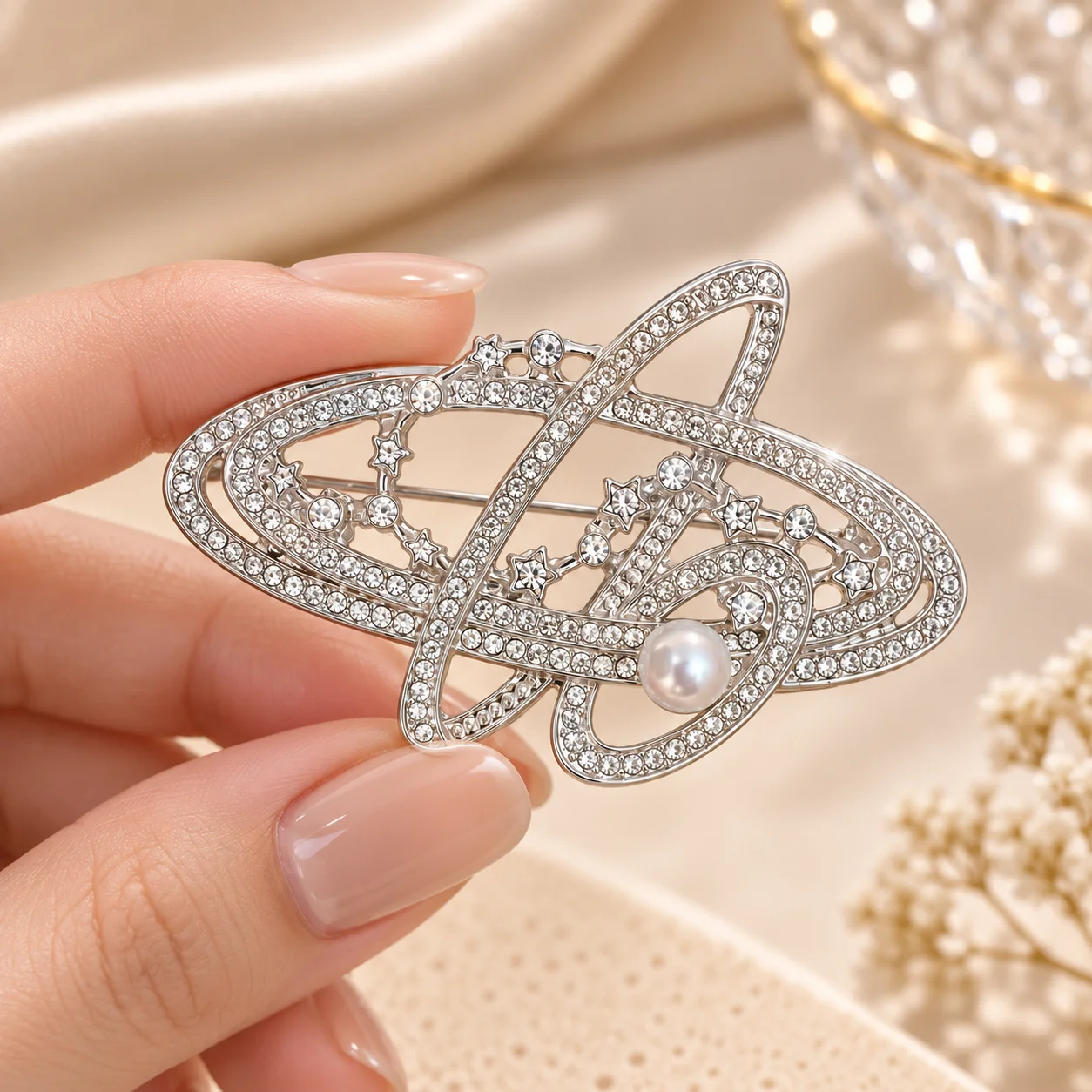 Photography Lighting Design - 女性用、模造パールとラインストーンをあしらった惑星モチーフのブローチ。シルバー合金製の宇宙星リングデザイン。大人の女性のスーツ、セーター、シャツ、ドレス、スカーフなどに合わせられる星の装飾。普段使い、デート、パーティー、宴会、結婚式、写真撮影など、様々なシーンで活躍。ファッション性と汎用性を兼ね備え、エレガントなブローチ。ヨーロッパ・アメリカンスタイルの衣料品アクセサリー。精巧で輝きを放つ、個性的な星空ブローチ。上品で洗練された、高級感のあるデザイン。目を引くギフトとしておすすめ。オールシーズン活躍する、エレガントなブローチ。トレンド感のあるデザインアクセサリー。最新の人気商品。