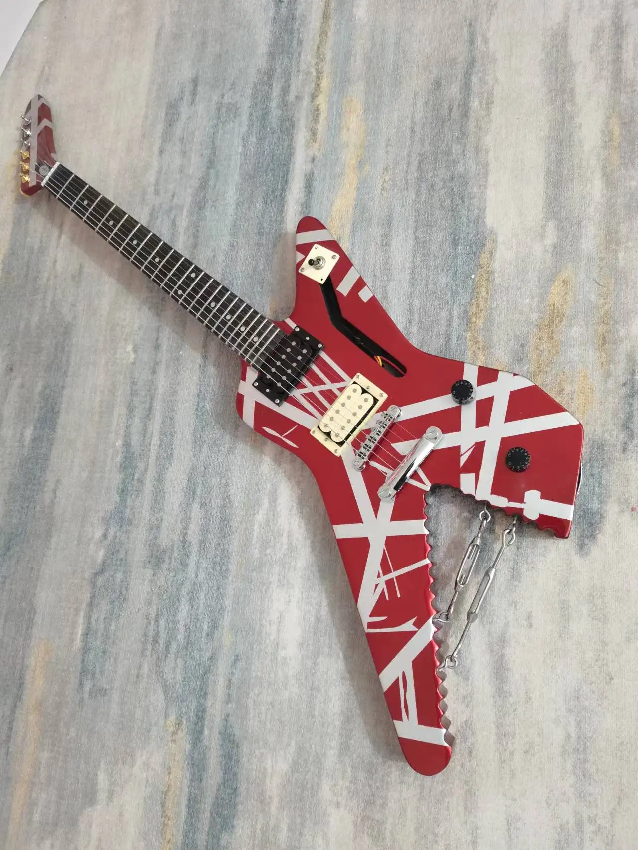 

Electric guitar with 6 strings, rosewood fingerboard, peach blossom heart body, 22 notes