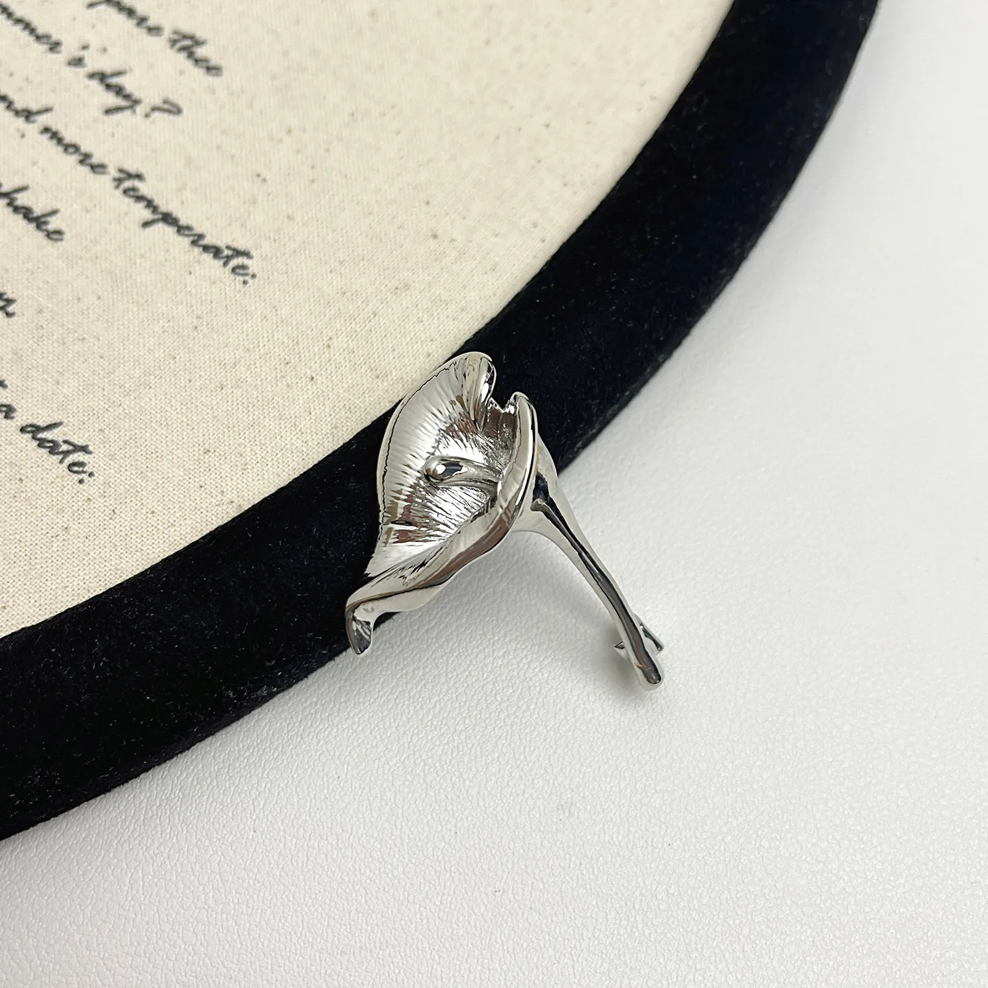 

Винтажная брошь в французском стиле с каллой, металлическая матовая булавка, элегантный аксессуар премиум-класса для пальто и костюма