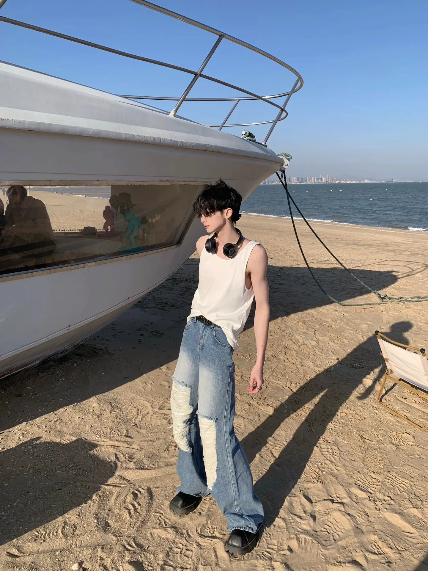 

Модные джинсы с дырками и пэчворком, прямые, удлиненные, в американском стиле, с высокой талией, на молнии.