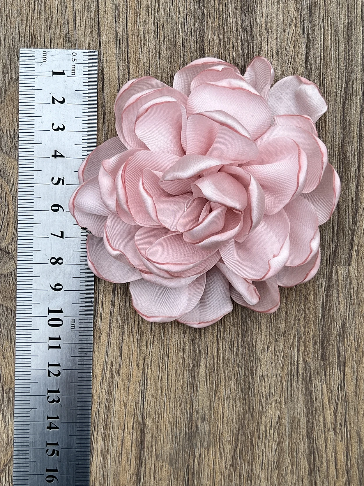 Spilla fiore in tessuto fatta a mano con temperamento alla moda e semplice corpetto tridimensionale