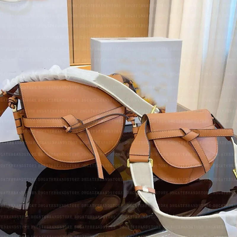 

Designer Saddle Bag Postman's Bags Triumphal Front Teeth Emblem Cowhide Single Shoulder Diagonal Cross Fashion Women's Bag