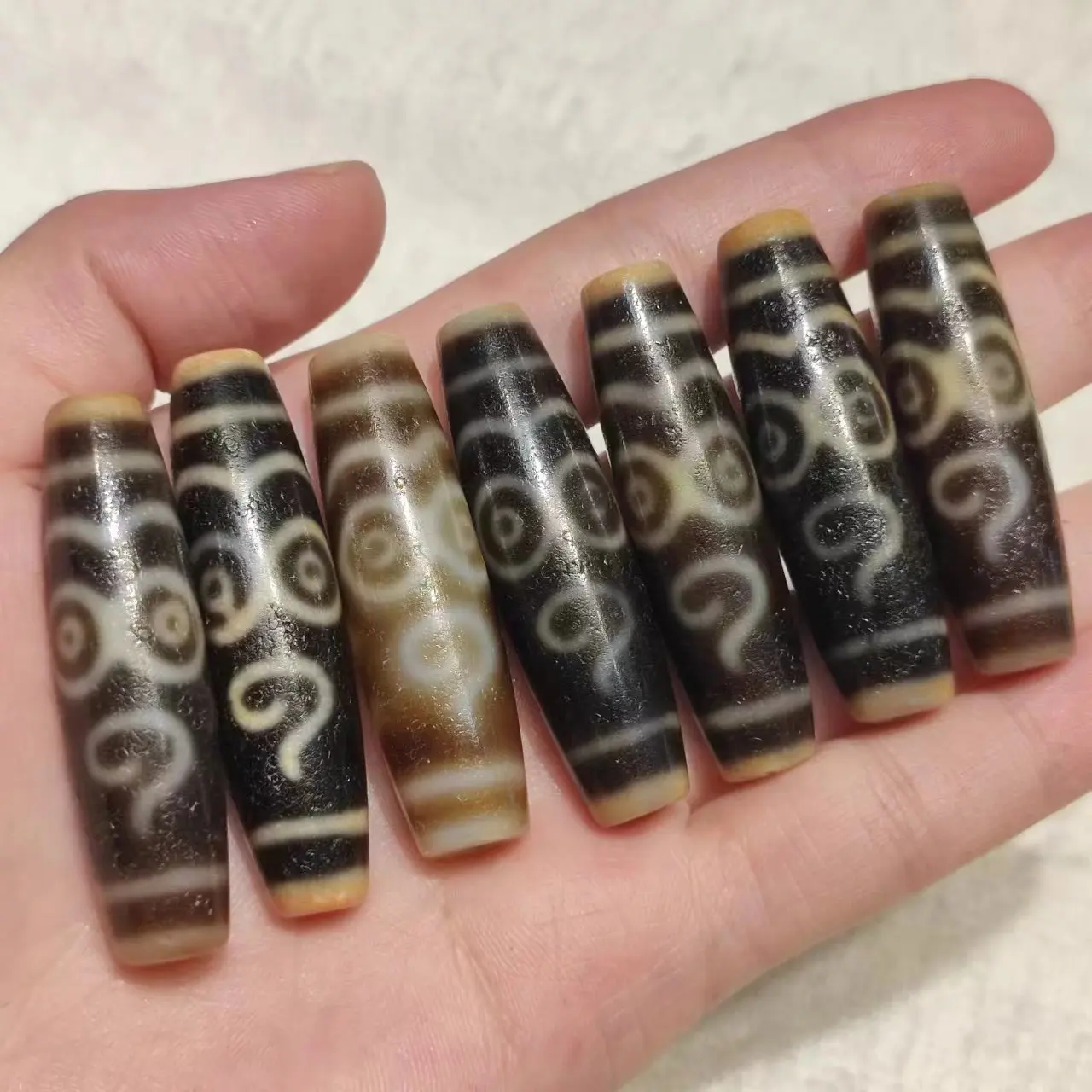 

1pcs/lot natural variety of rare pattern agate dzi Weathering lines Yellow teeth White core holes Accessories Ethnography amulet