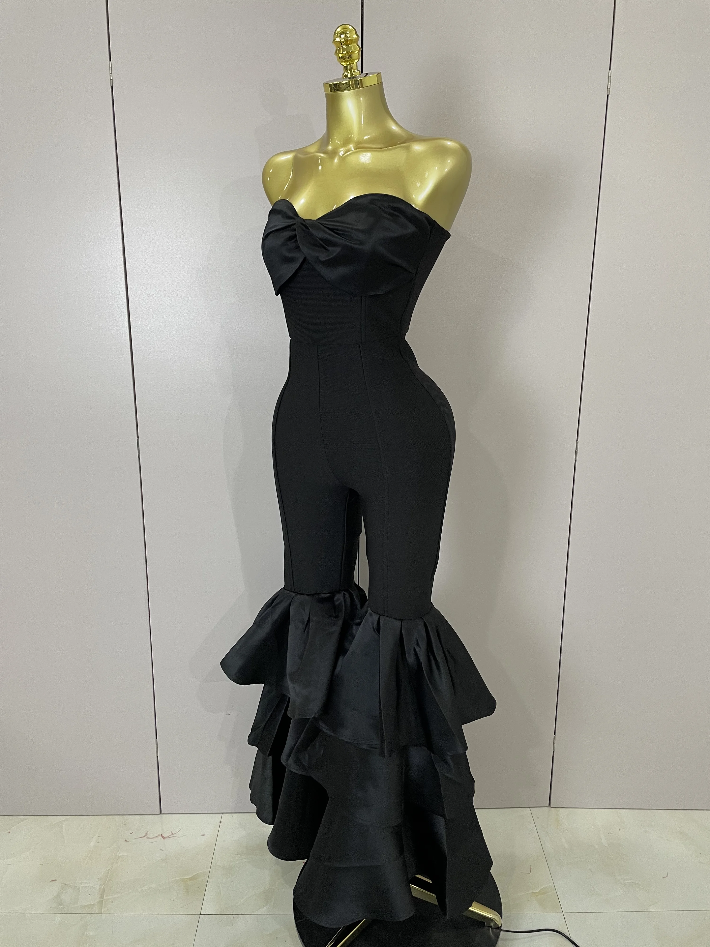 بدلة قفز فاخرة لعيد الميلاد مثيرة بدون حمالات وكشكشة سوداء ضيقة مضيئة بأشرطة مضيئة 2025 ثوب فضفاض نسائي للمشاهير في شارع العليا