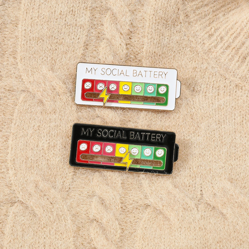 Stimmungs-Expressions-Pins für Frauen und Männer, „Meine soziale Batterie“-Broschen für Kleidung, lustige Legierungs-Abzeichen als Geschenke – Detail 4