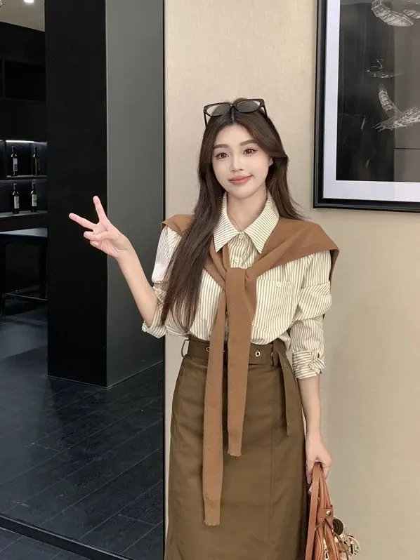 

Модный комплект из полосатой рубашки и юбки больших размеров в корейском ретро-стиле, весенняя коллекция, юбка А-силуэта, длинный рукав, эффект стройности