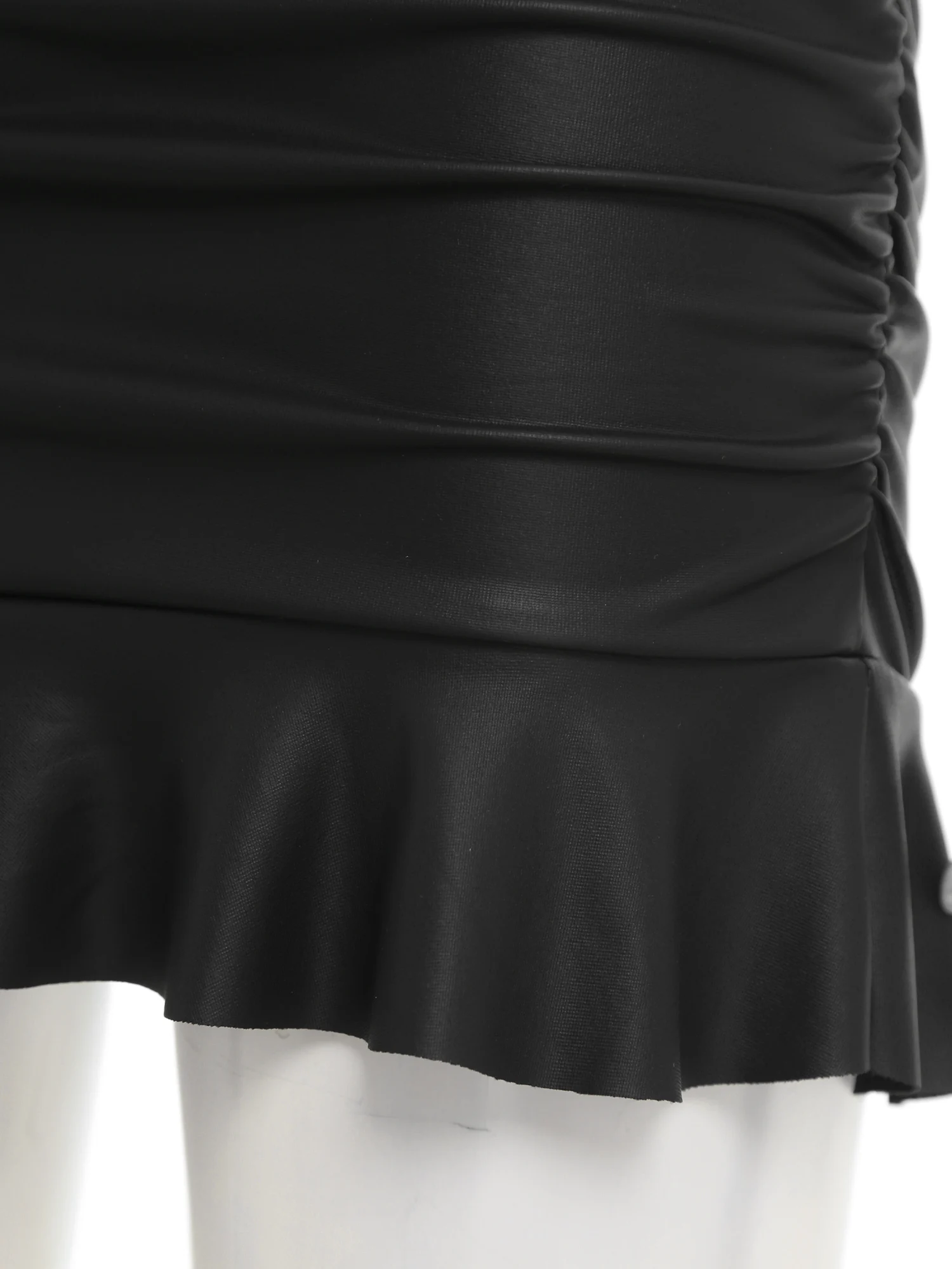 สตรีหนัง Faux มินิเดรสแขนกุดด้านข้าง Ruched Bodycon Cami ชุดค็อกเทลปาร์ตี้ Ruffled Hem SLIM FIT ชุด Clubwear