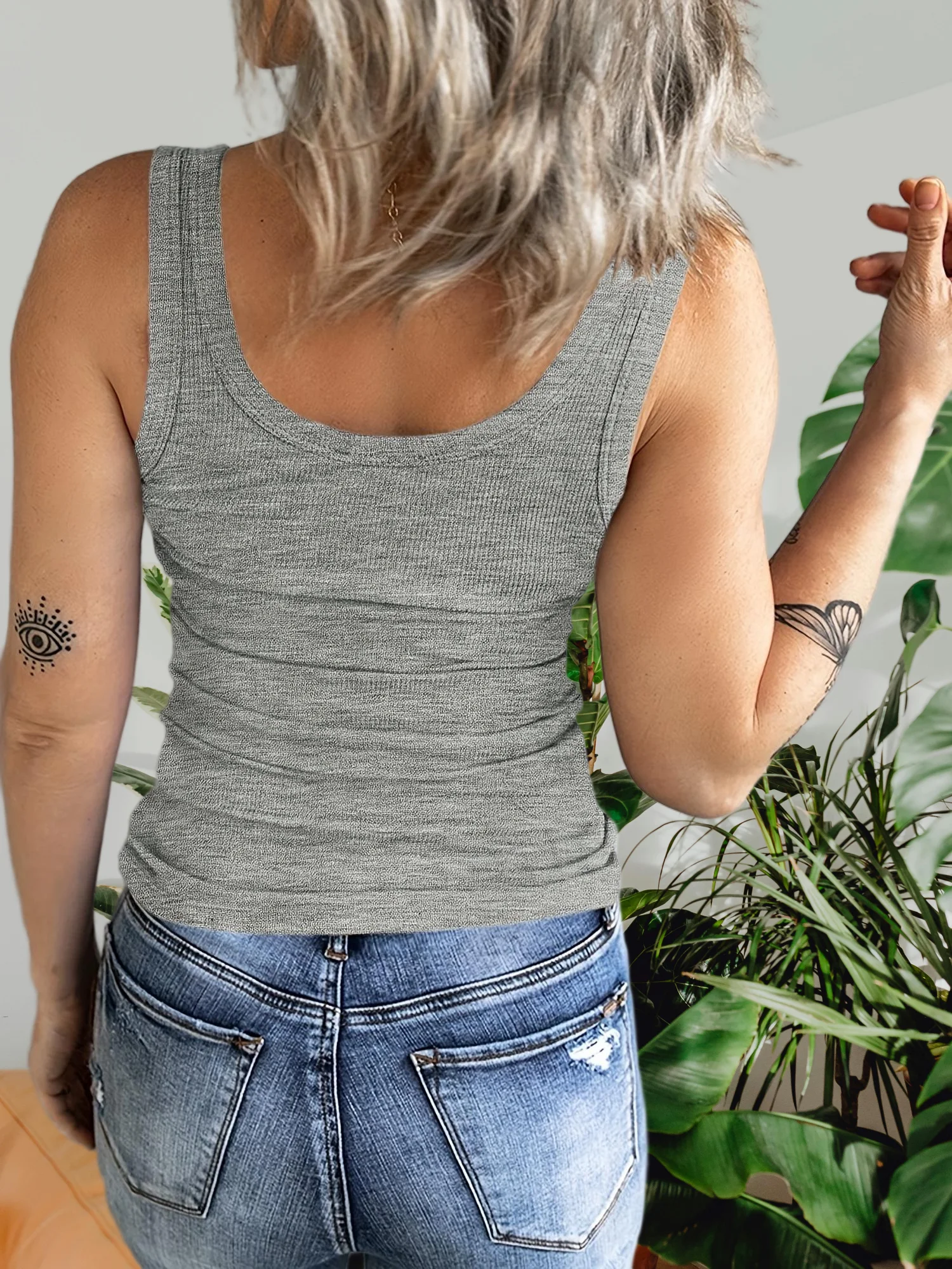 Damski prążkowany top typu henley - letnia bluzka bez rękawów z okrągłym dekoltem, dopasowany krój, codzienna koszulka na ramiączkach