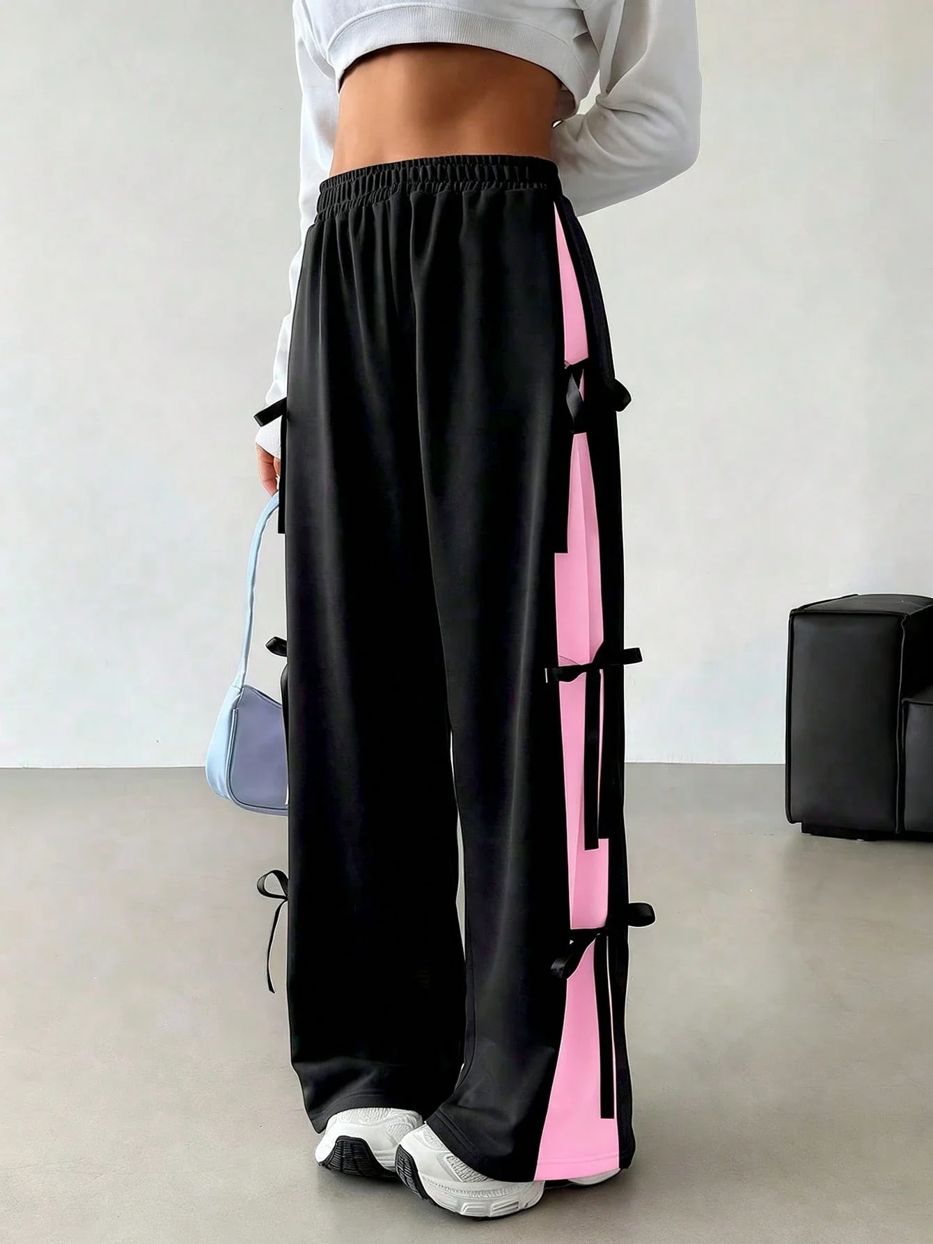 

Черные контрастные широкие спортивные брюки с бантиками и эластичным поясом, повседневные брюки
