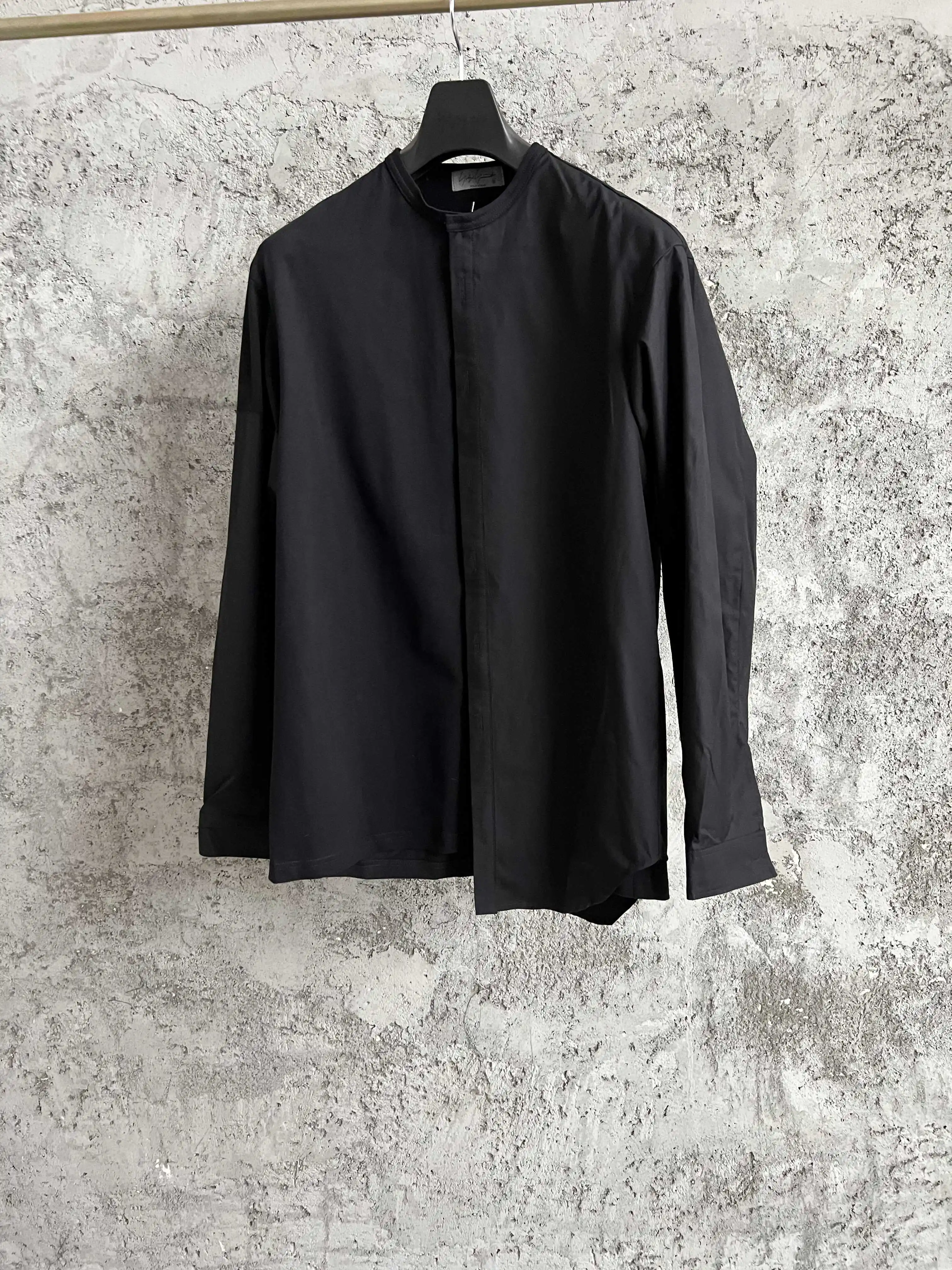 Cellulose patchwork pocket shirt, personalized design, shirt collar, chest pocket, long-sleeved black top