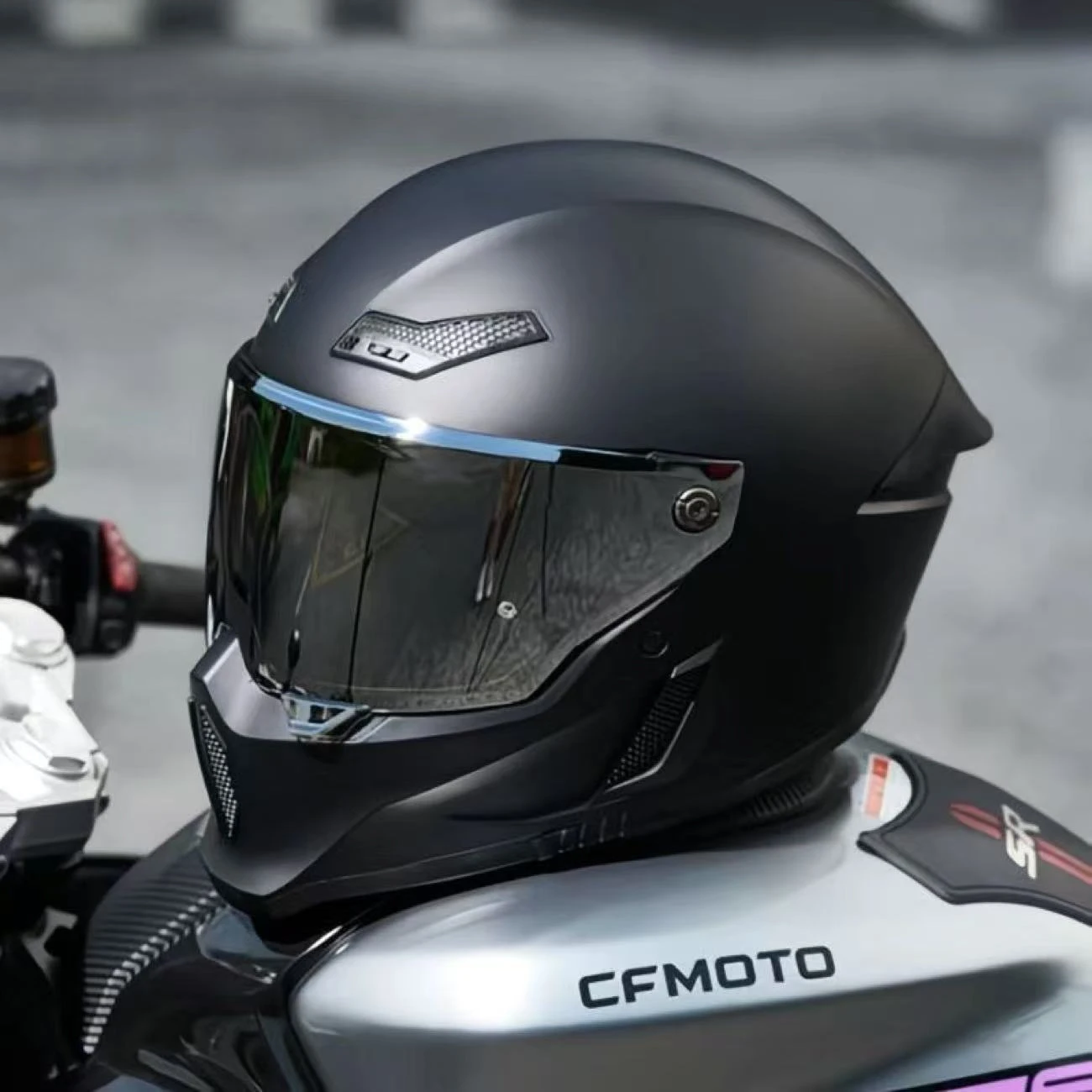 

Flagship Store Selling Full Face Motorcycle Helmet DOT and ECE Certified with Silver Lenses Anti-Scratch for Man Woman Riding