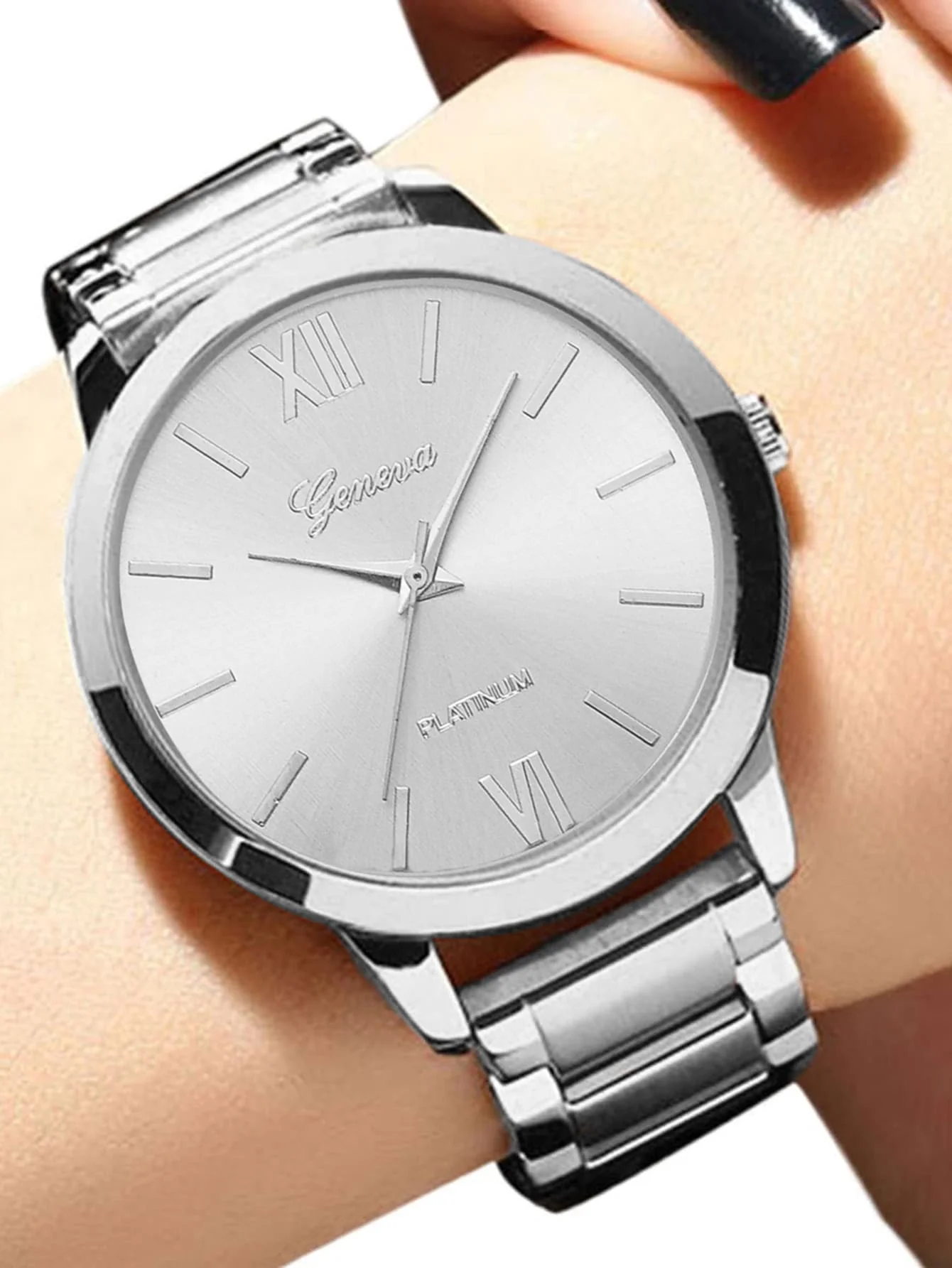 

Минималистичные кварцевые часы серебристого цвета с римскими цифрами и ремешком из нержавеющей стали.