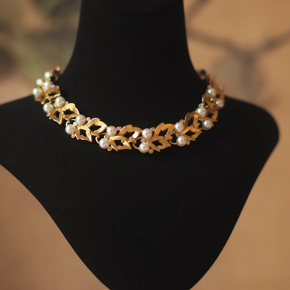 

2025 New Retro-Inspired Leaf-Textured Pearl Simulant Niche Birthday Ribbon Artisan Necklace