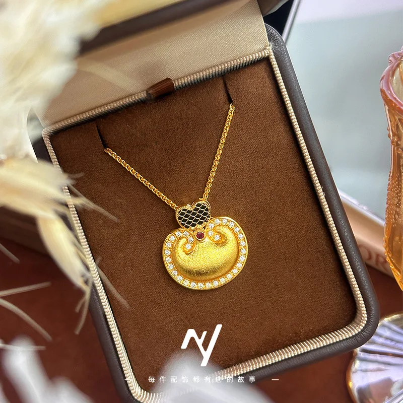 

Новый легкий роскошный 9999 24-каратное настоящее золото, винтажный нишевый дизайн, чешуя дракона, матовая маленькая подвеска-кошелек, изысканное ожерелье на ключицу