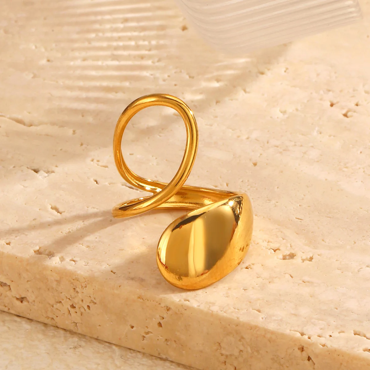 خاتم هندسي عصري جديد على شكل خاص مصنوع من النحاس المطلي بالذهب للنساء، عالي الجودة غير يتلاشى