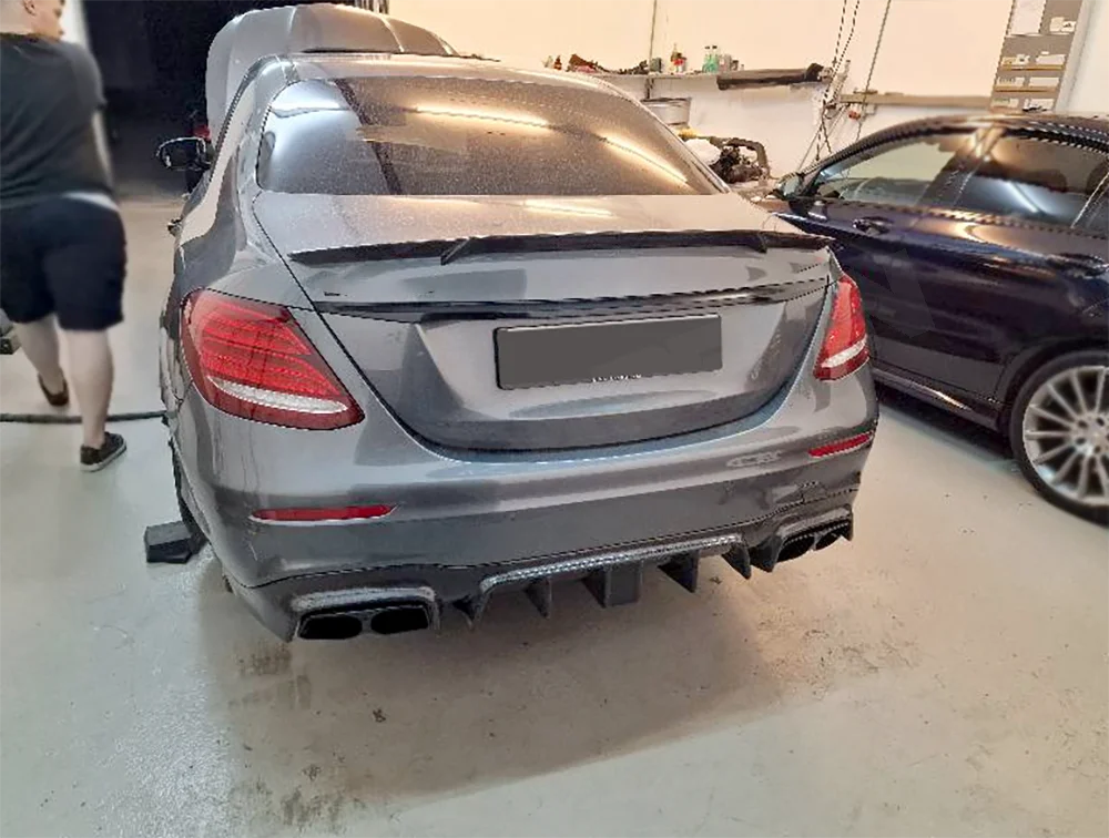 ألياف الكربون E فئة المصد الخلفي الشفاه الناشر مع ضوء الفرامل لبنز W213 E200 E260 E300 E63 AMG 2017-2022