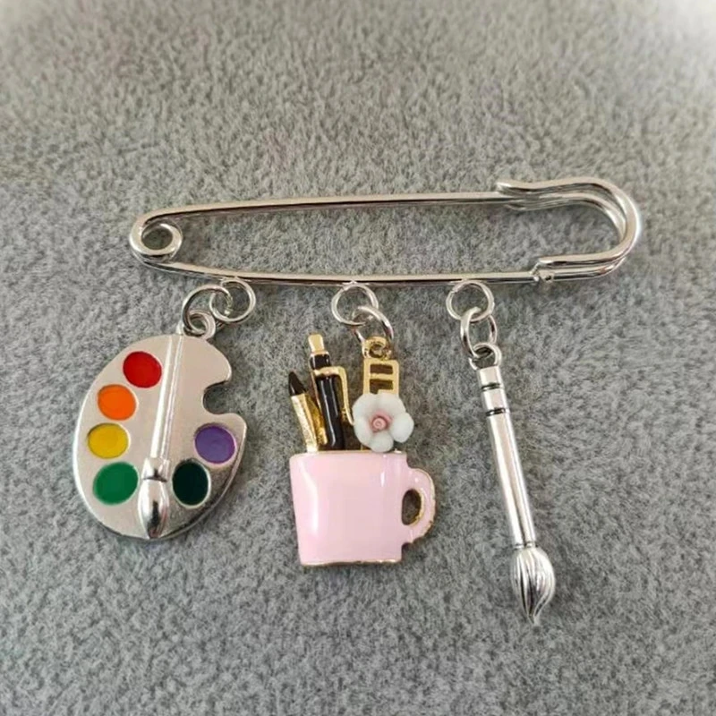 סיכה עם תליונים לציירת