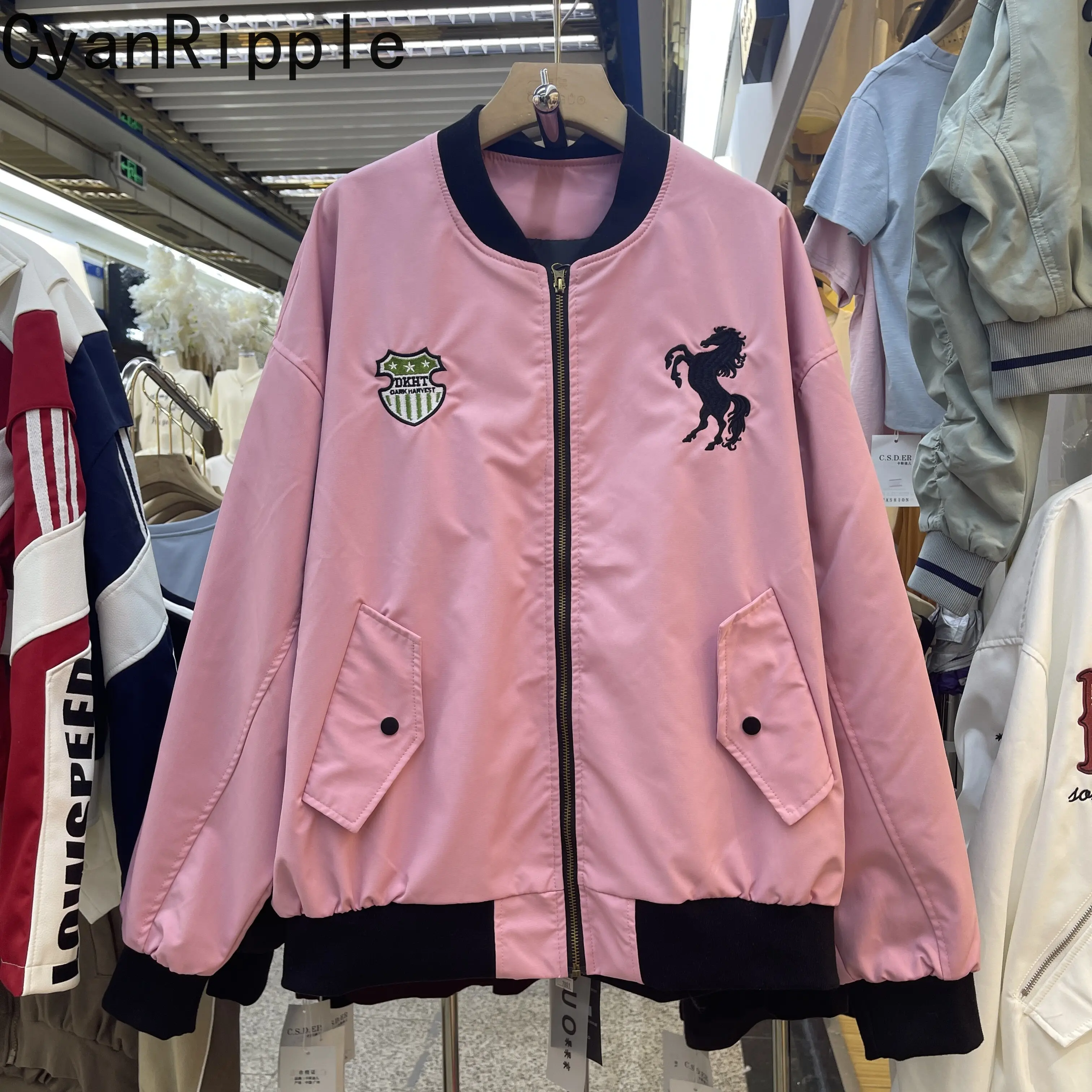 

Модные розовые бомберы 2026 года в американском ретро-стиле с вышивкой, свободного кроя, с воротником-стойкой, с длинными рукавами, повседневные куртки-кардиганы